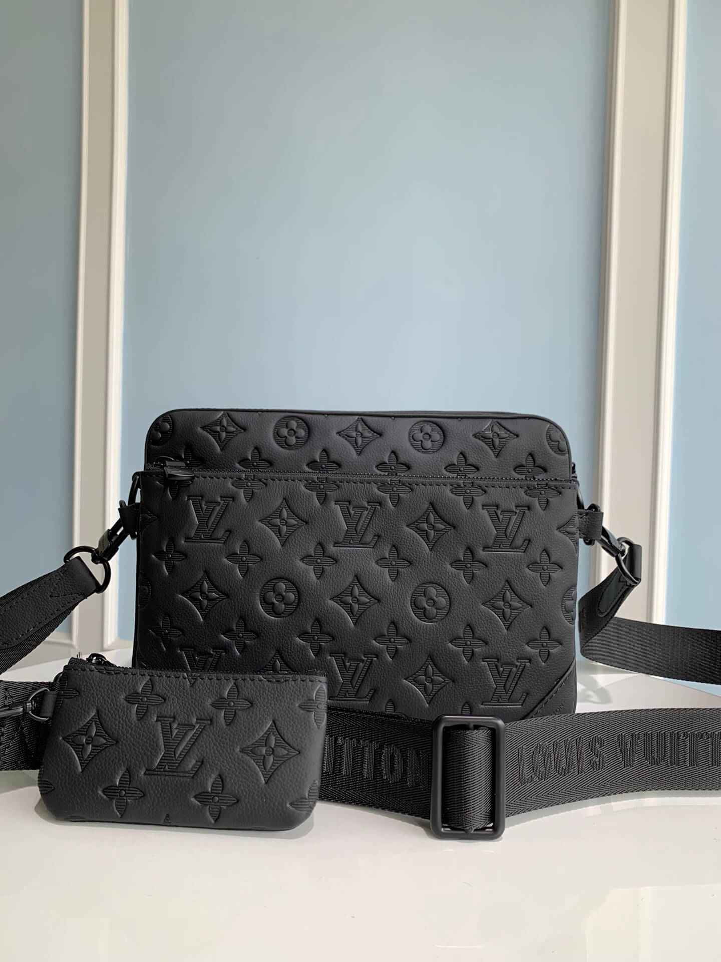 m46602 trio messenger sac plat 25cm cross body bags black