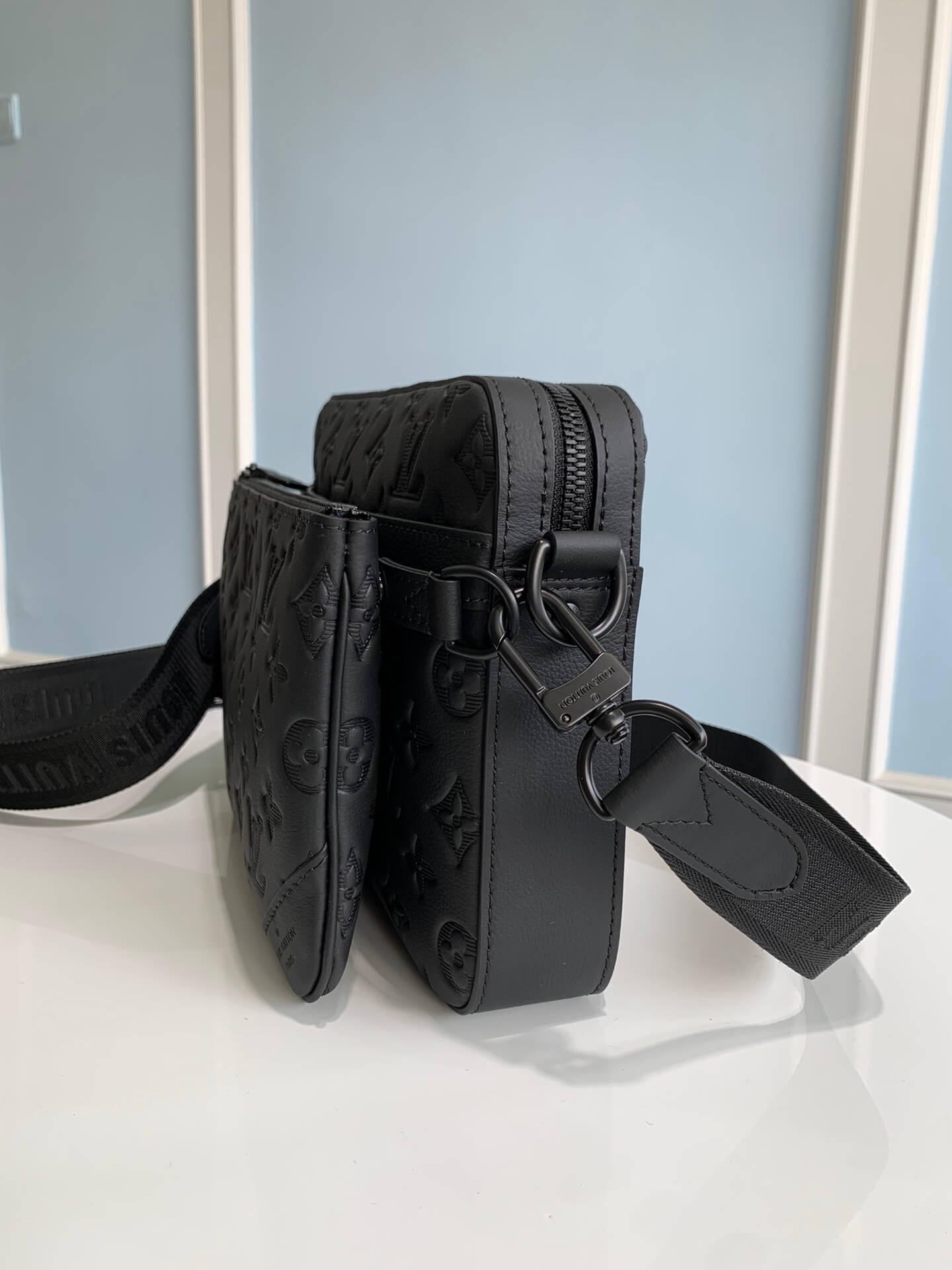 m46602 trio messenger sac plat 25cm cross body bags black