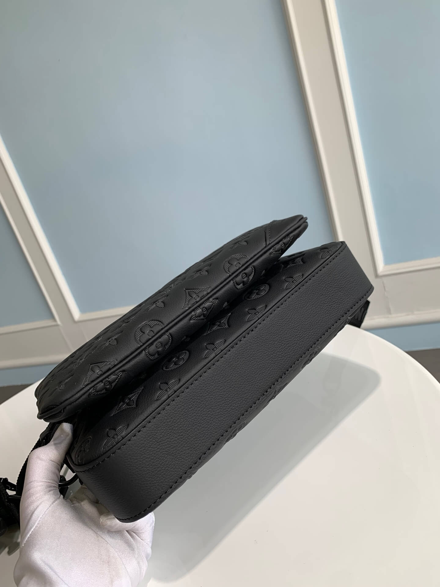 m46602 trio messenger sac plat 25cm cross body bags black