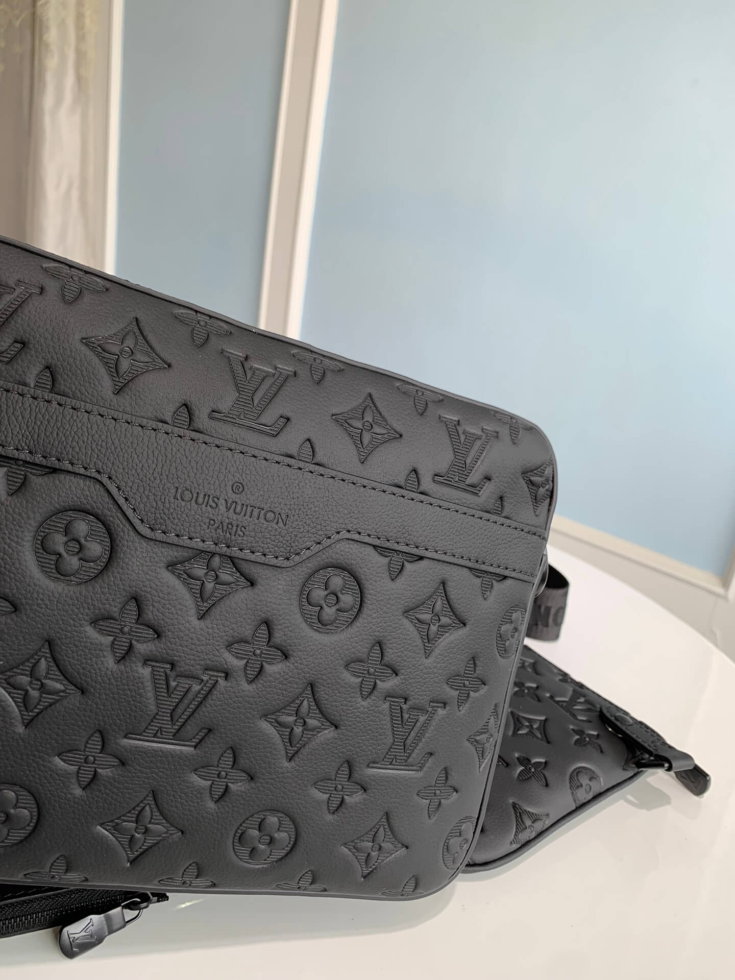 m46602 trio messenger sac plat 25cm cross body bags black