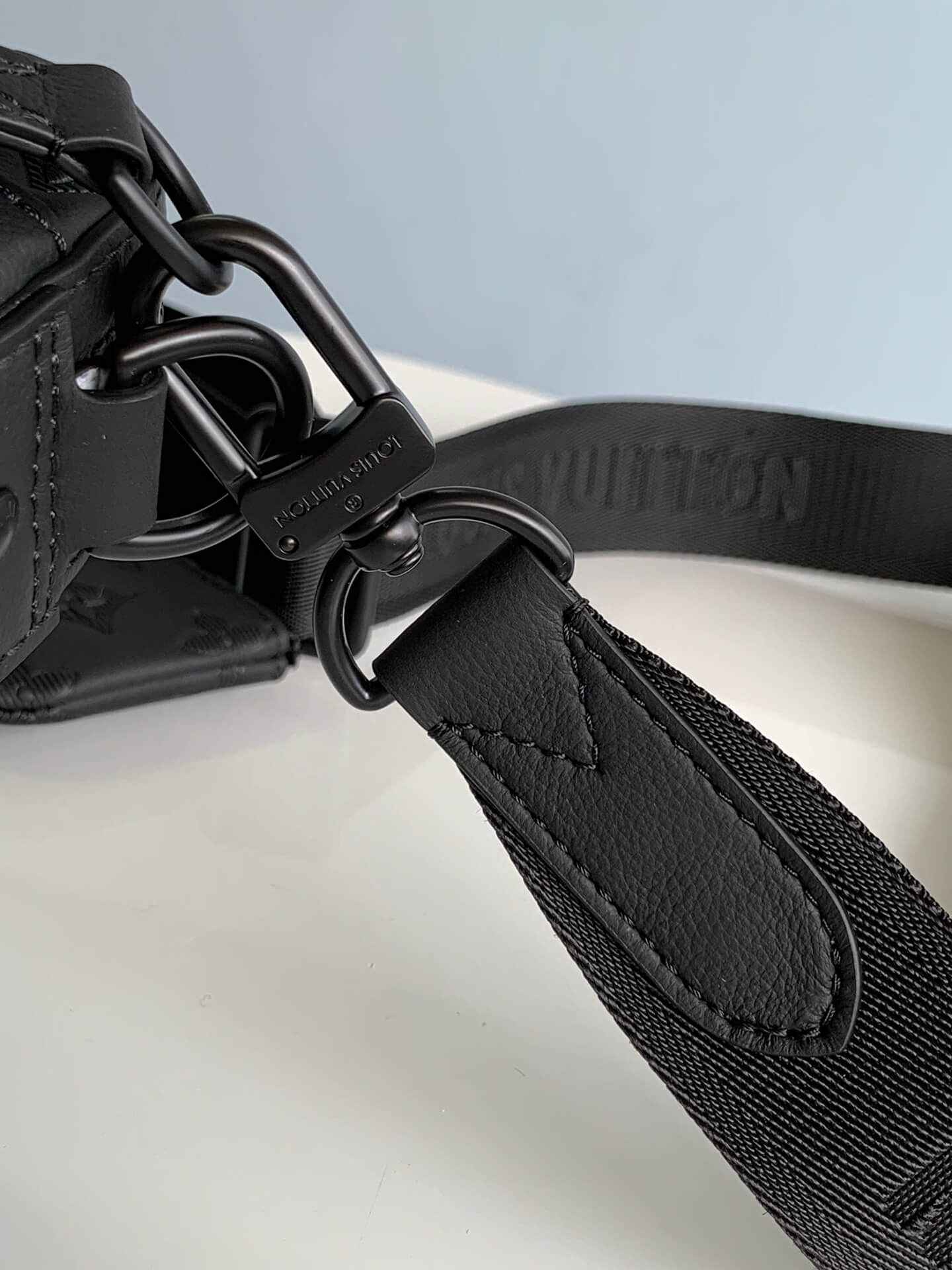 m46602 trio messenger sac plat 25cm cross body bags black