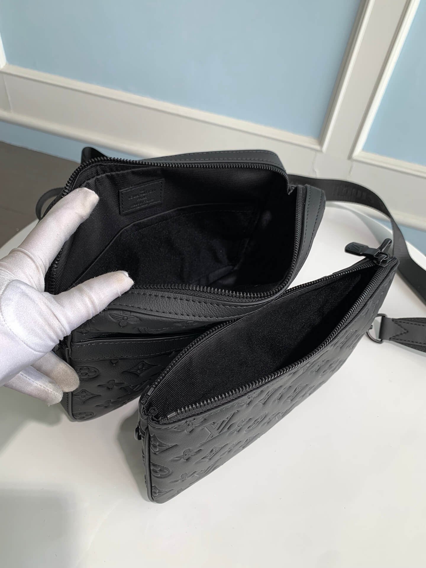 m46602 trio messenger sac plat 25cm cross body bags black