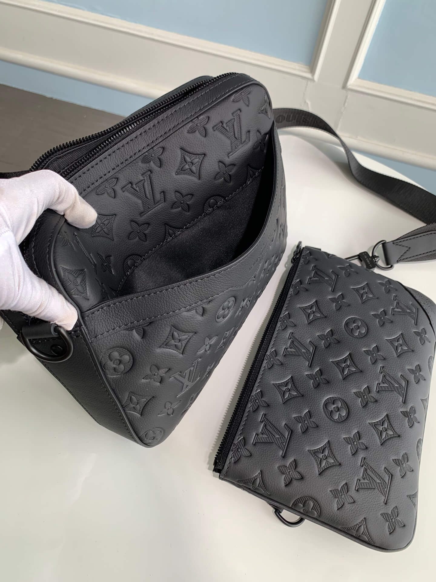 m46602 trio messenger sac plat 25cm cross body bags black