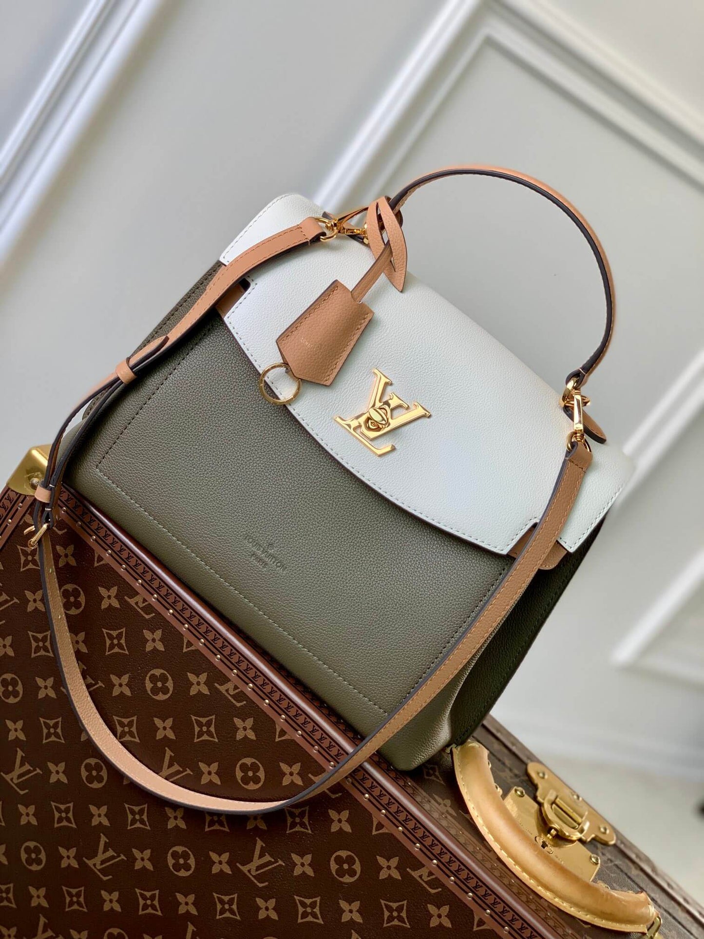 m51395 lockme ever green 31cm material of calf leather handbag