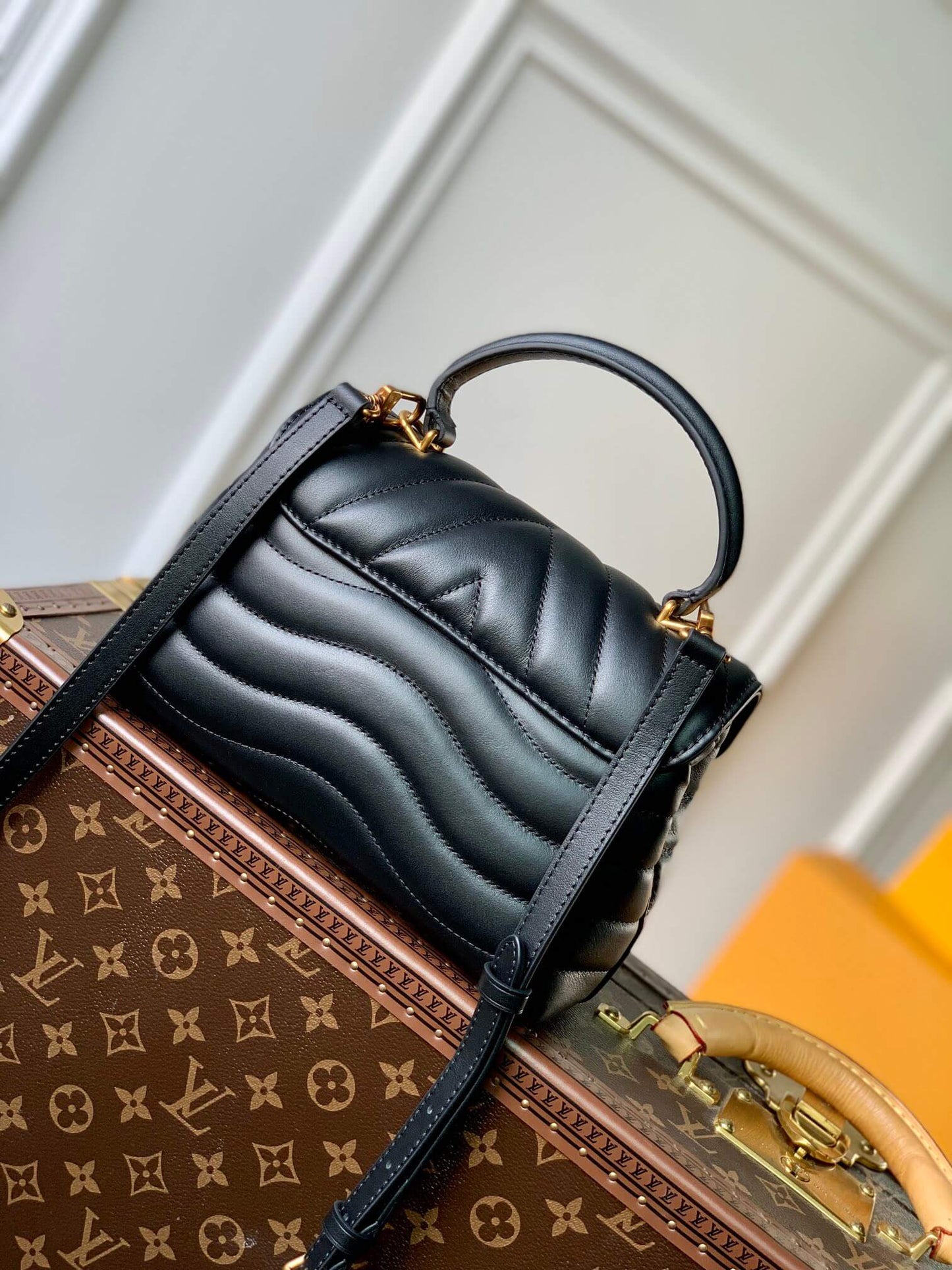 m53937 hold me handbag black 23cm new wave