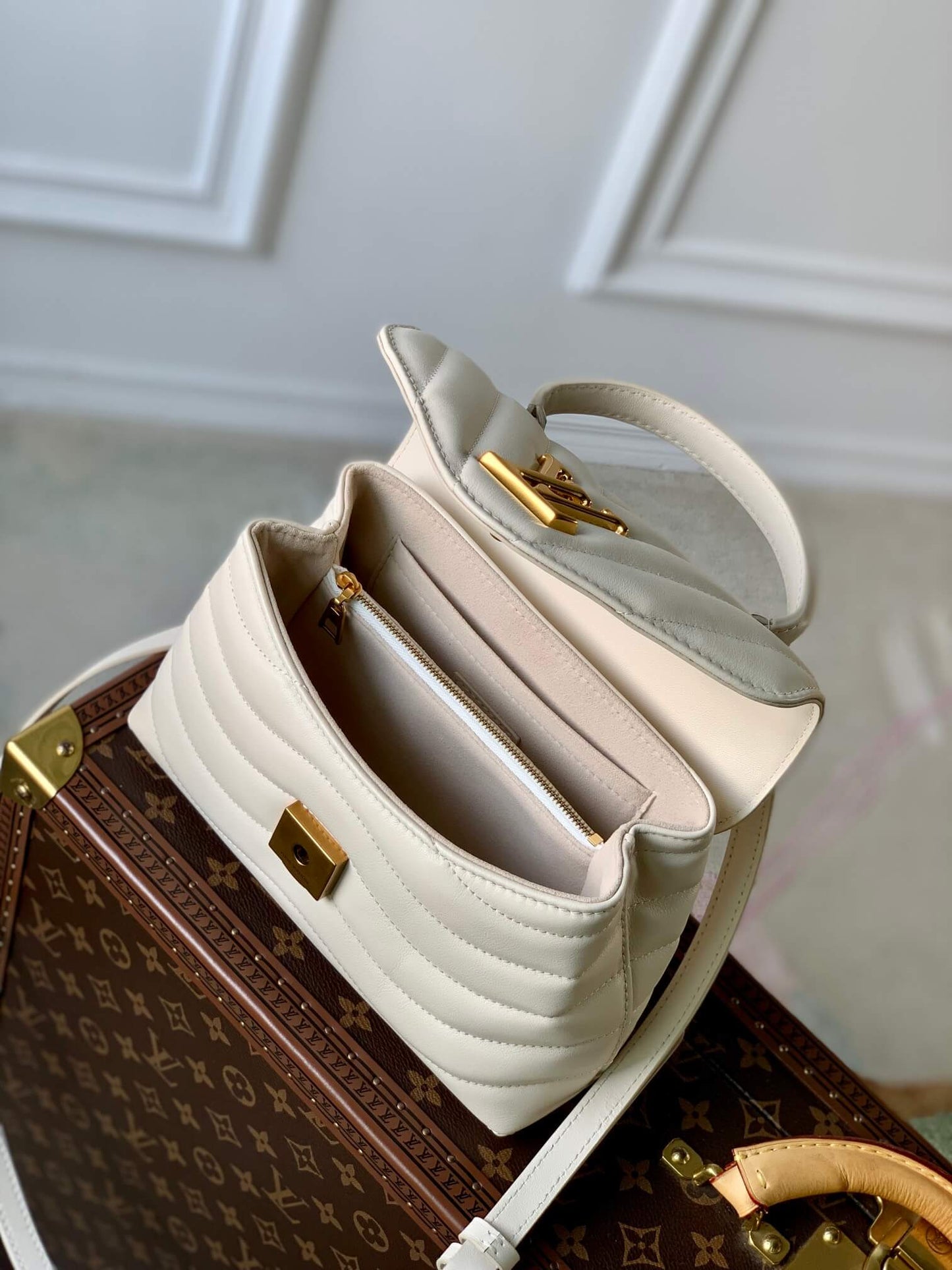 m53937 hold me handbag dirty white 23cm new wave ivoire white