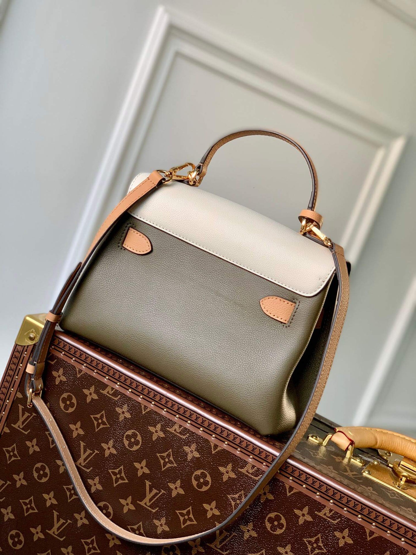 m53937 lockme ever bb handbag green 28cm material of calf leather