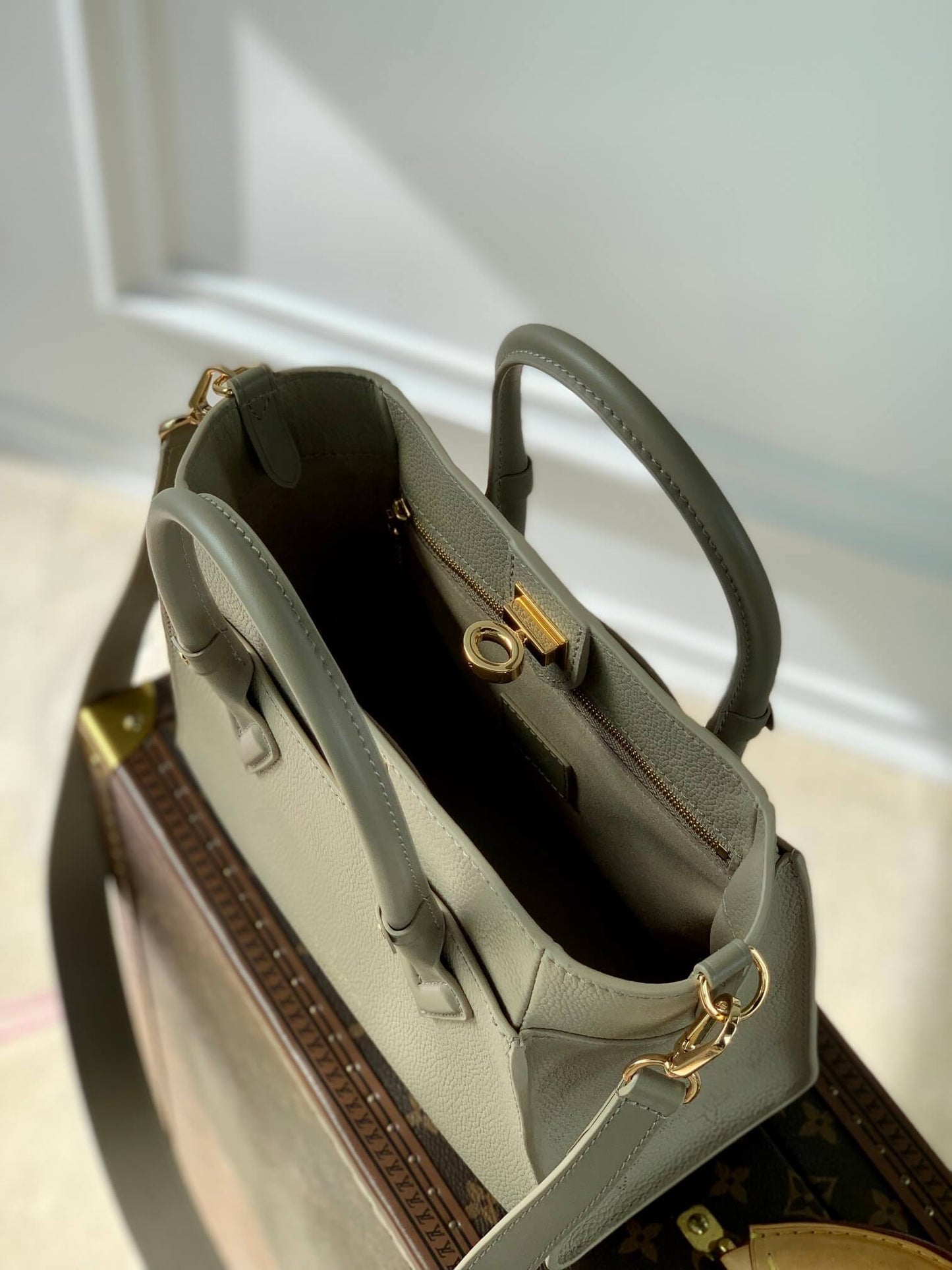 m57729 on my side monogram 25cm elephant grey