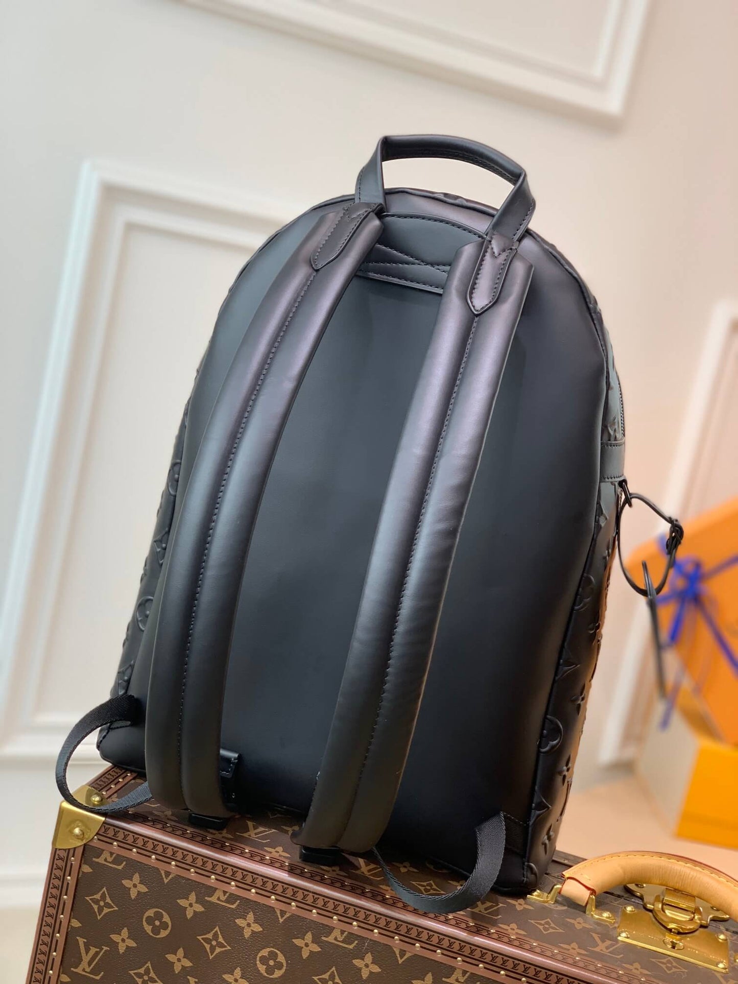 m57959 armand monogram seal 31cm black