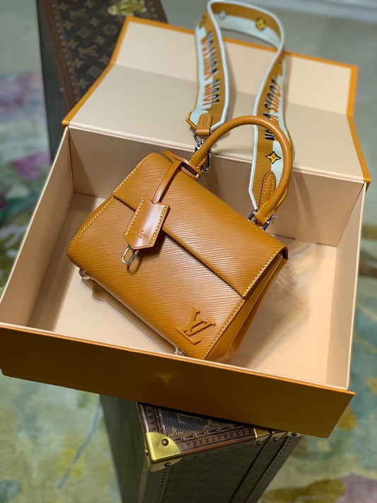 m58931 cluny monogram 20cm brown