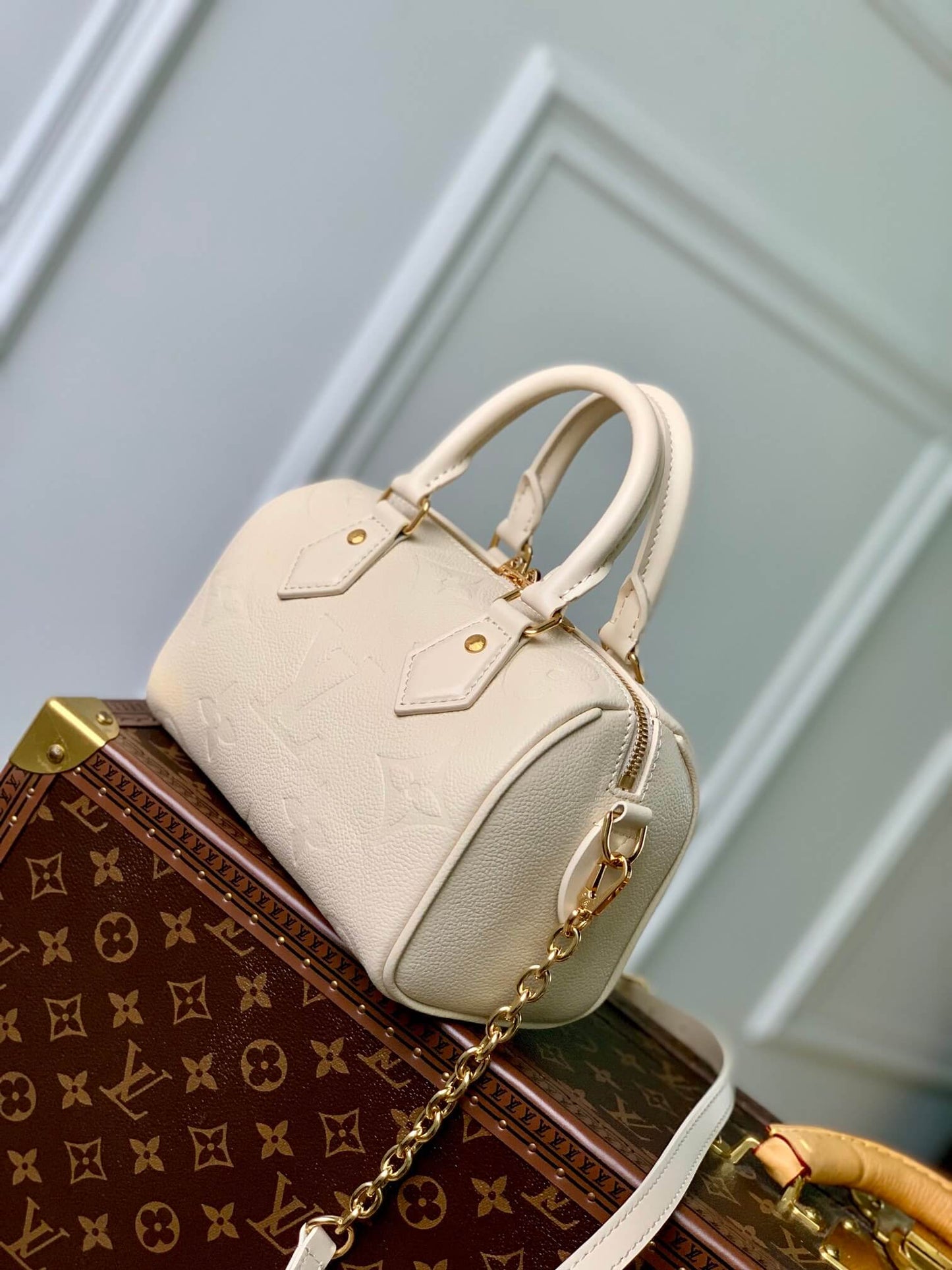 m58953 speedy bandouliere 20 5cm milk white handbag embossed grained cowhide leather