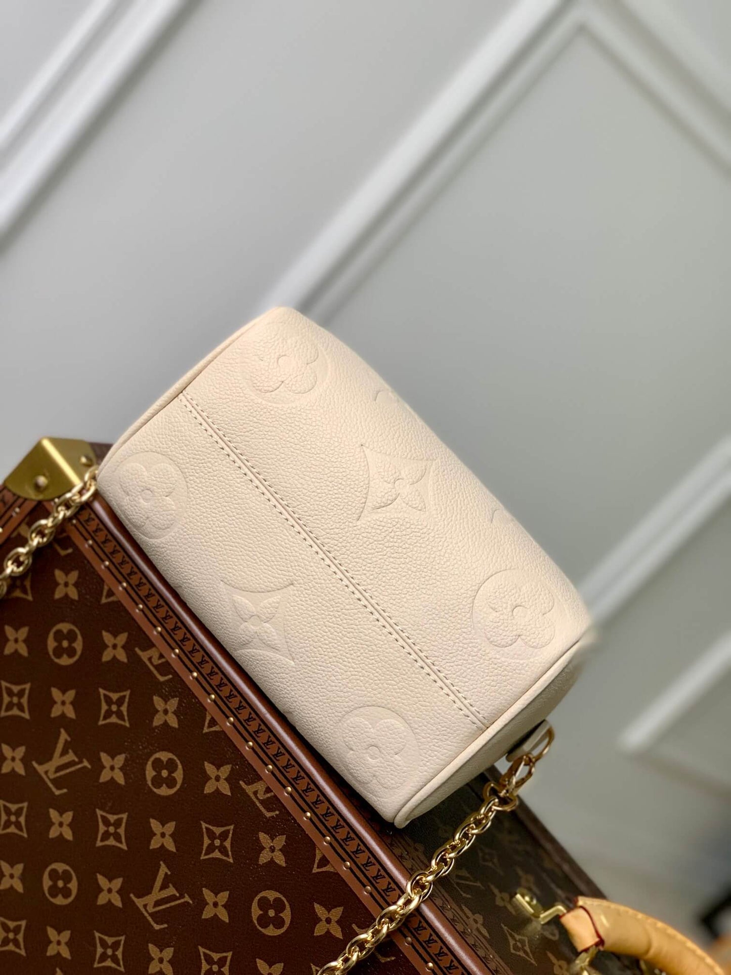 m58953 speedy bandouliere 20 5cm milk white handbag embossed grained cowhide leather