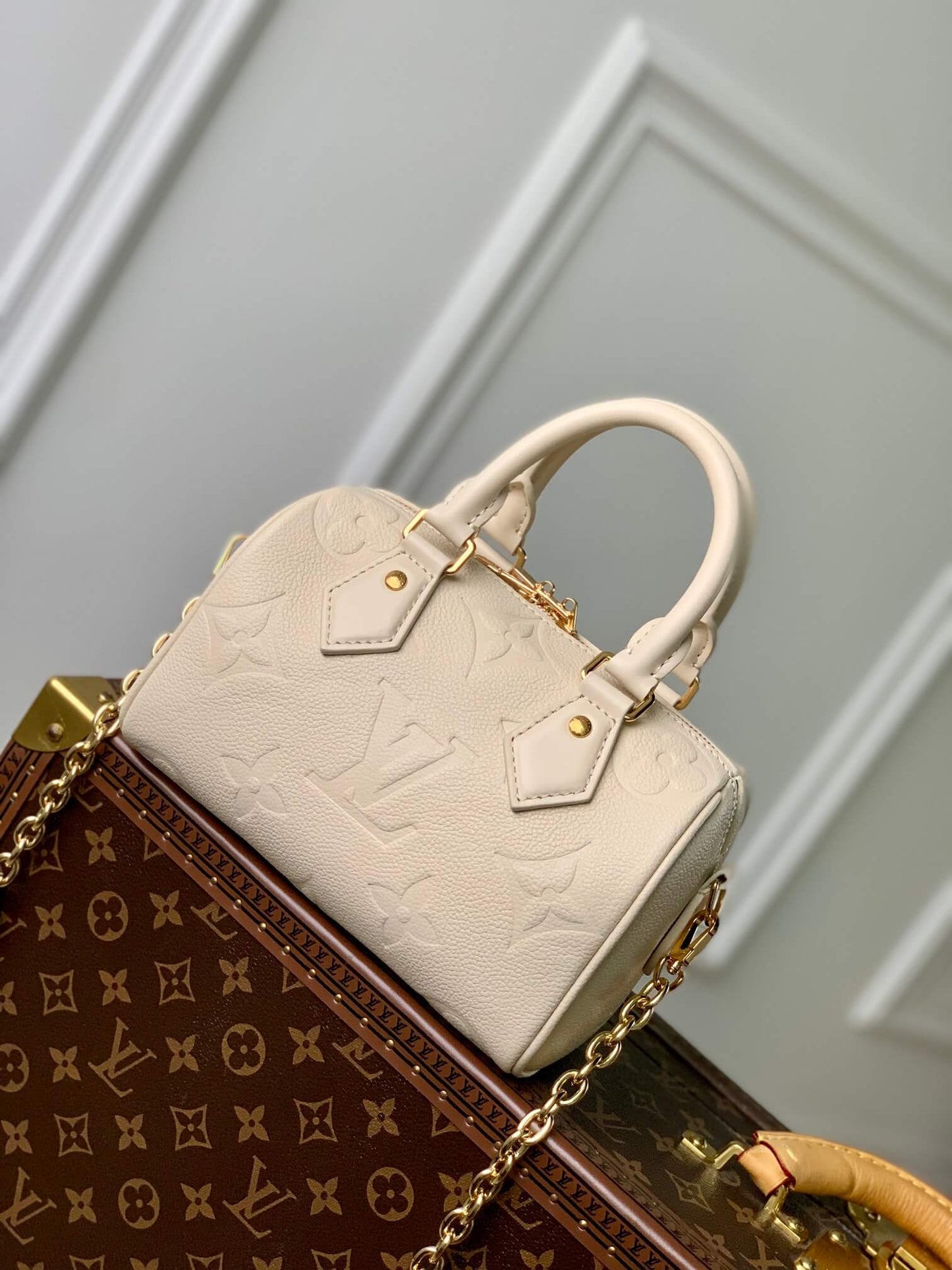 m58953 speedy bandouliere 20 5cm milk white handbag embossed grained cowhide leather