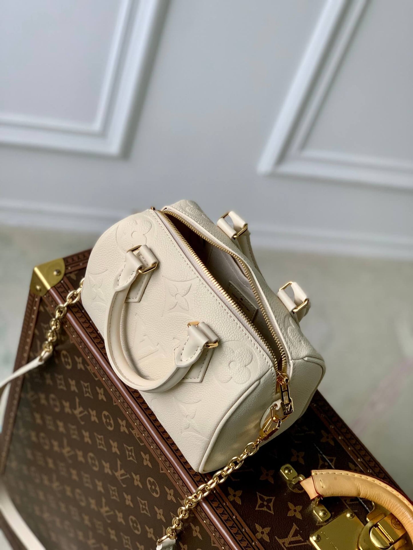 m58953 speedy bandouliere 20 5cm milk white handbag embossed grained cowhide leather