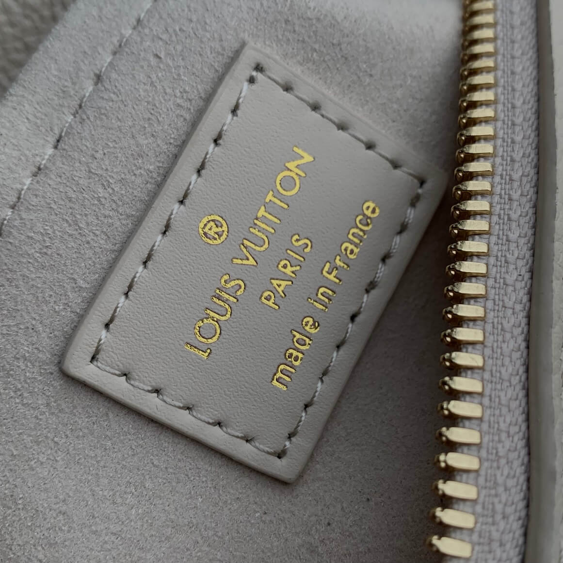 m58953 speedy bandouliere 20 5cm milk white handbag embossed grained cowhide leather