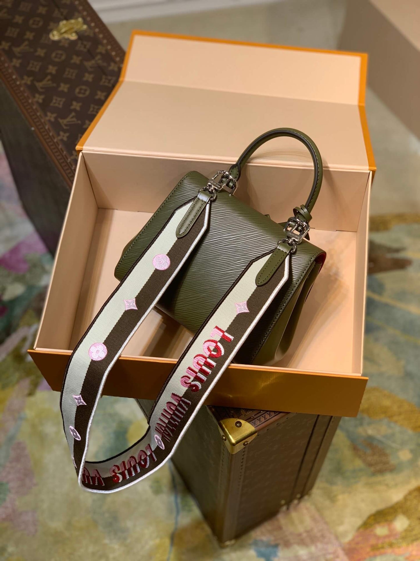 m59108 cluny monogram 20cm brownish green