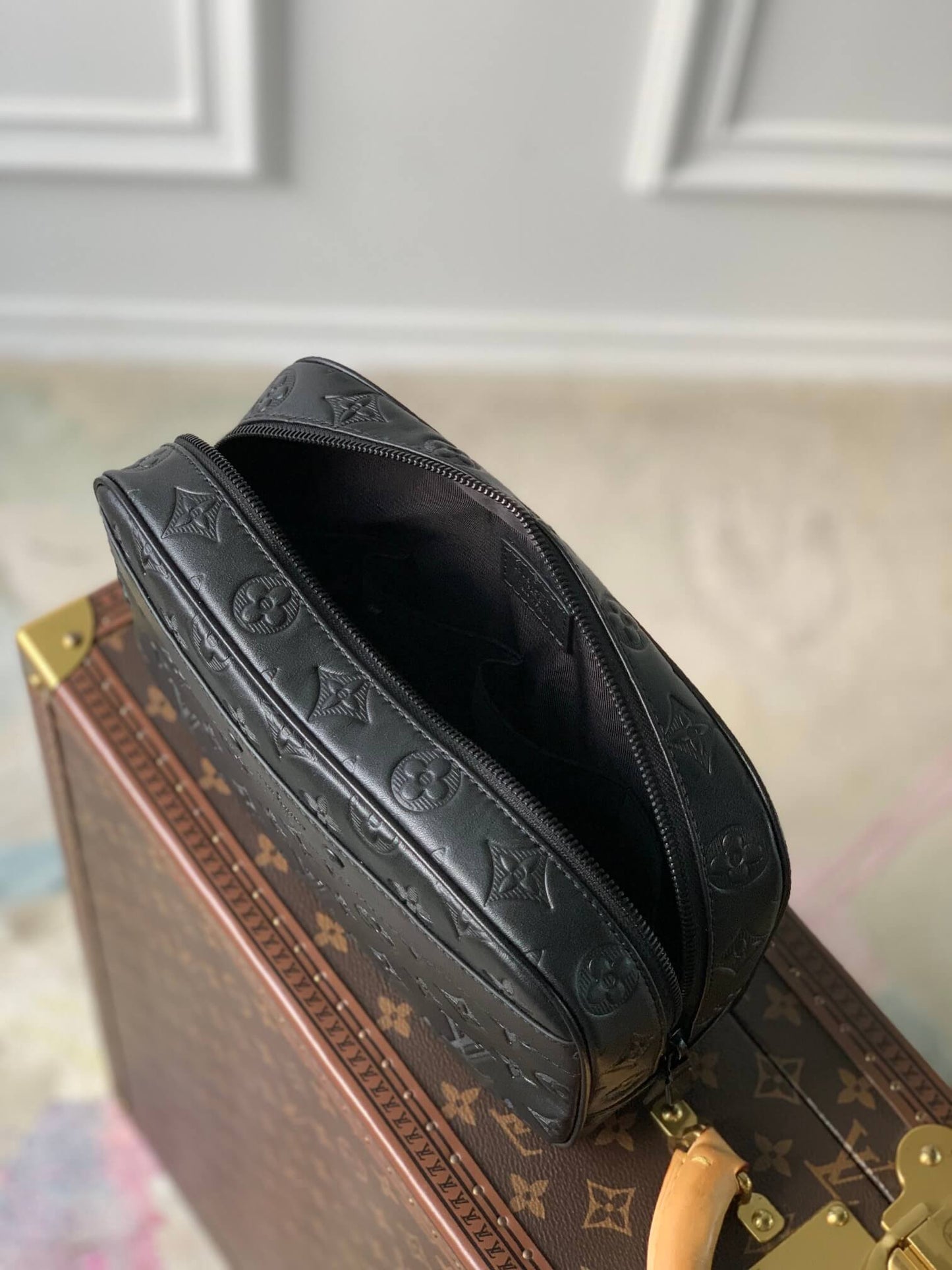 m68589 trousse toilette gm monogram shadow 26cm black