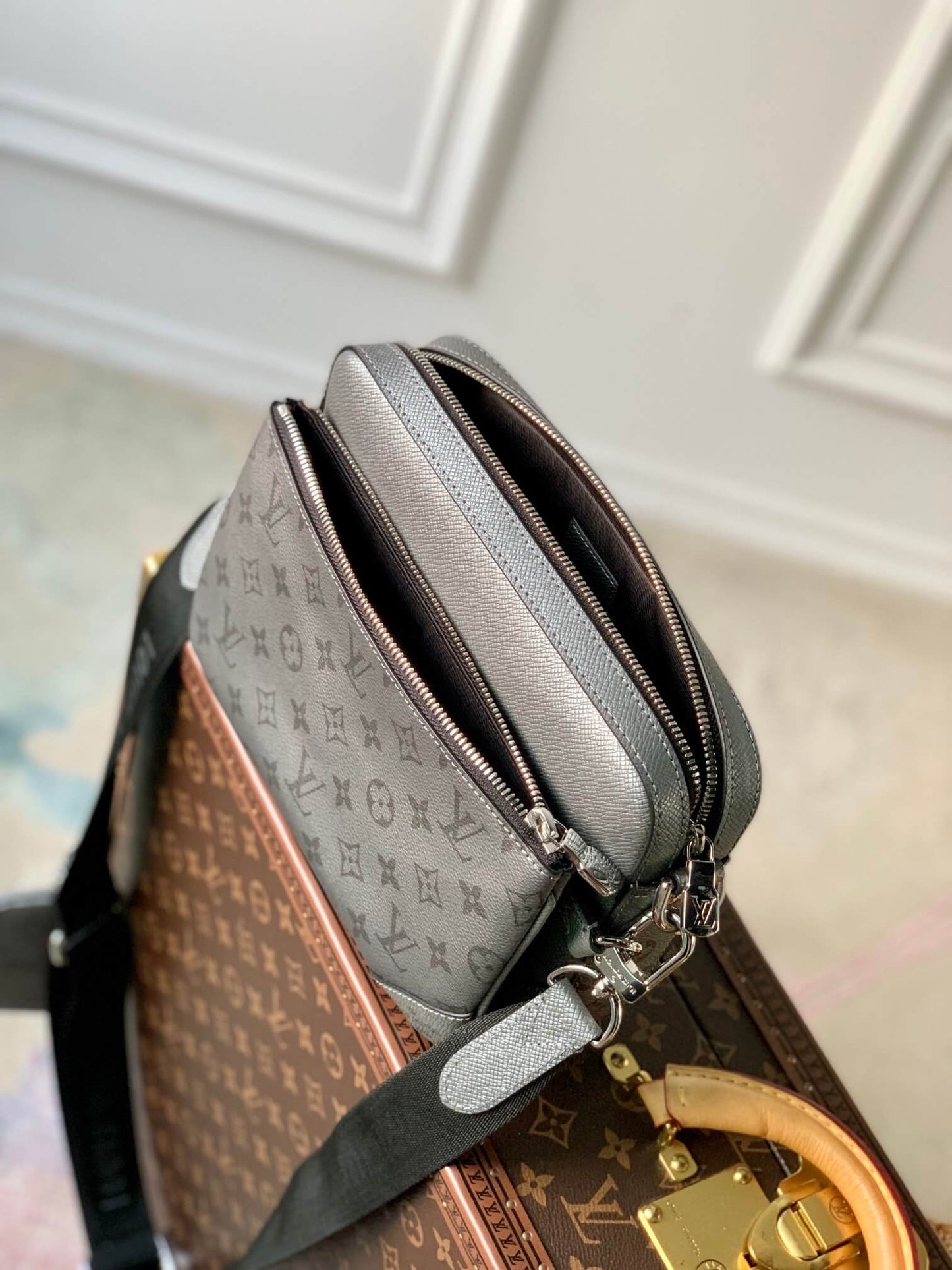 m69443 trio messenger pm sac plat 25cm silver shoulder bag cross body bags man bag mens bag