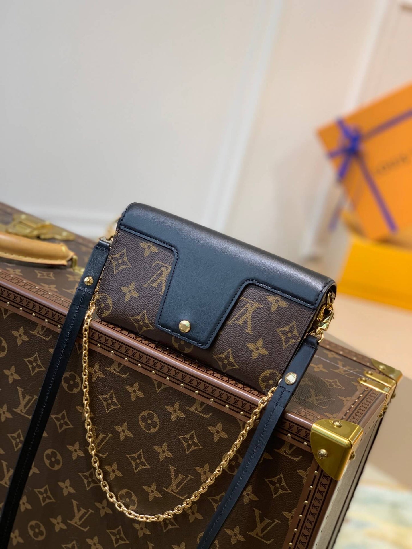 m80559 padlock on strap coussin 19cm black