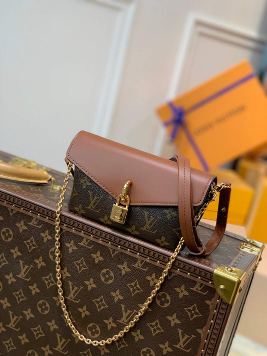 m80763 padlock on strap coussin 19cm caramel