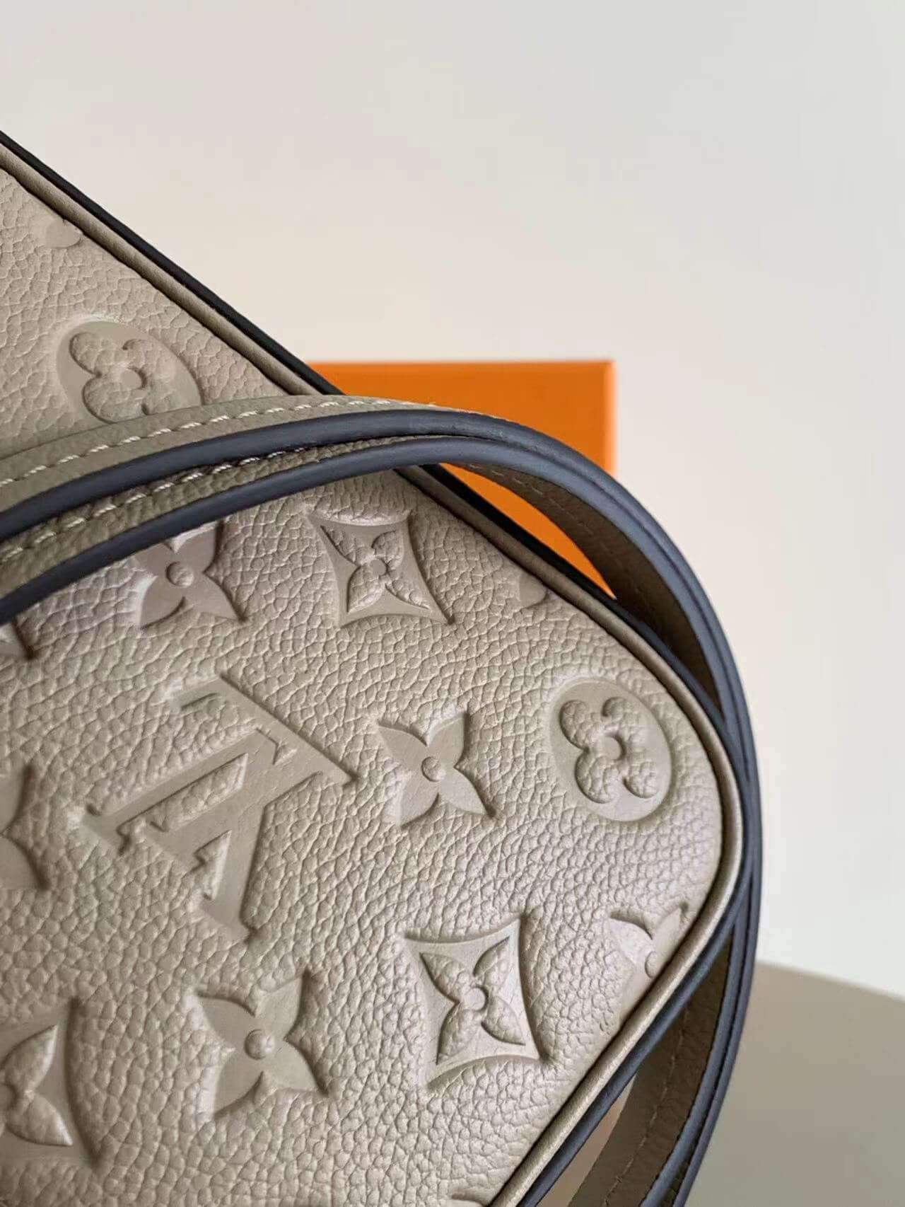 m81066 easy pouch on strap elephant grey embossing 19cm