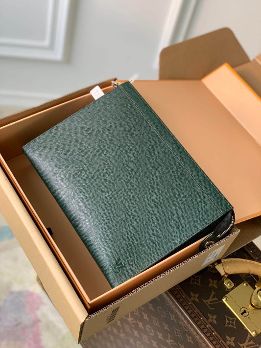 m81556 pochette voyage taiga green man bag 27cm
