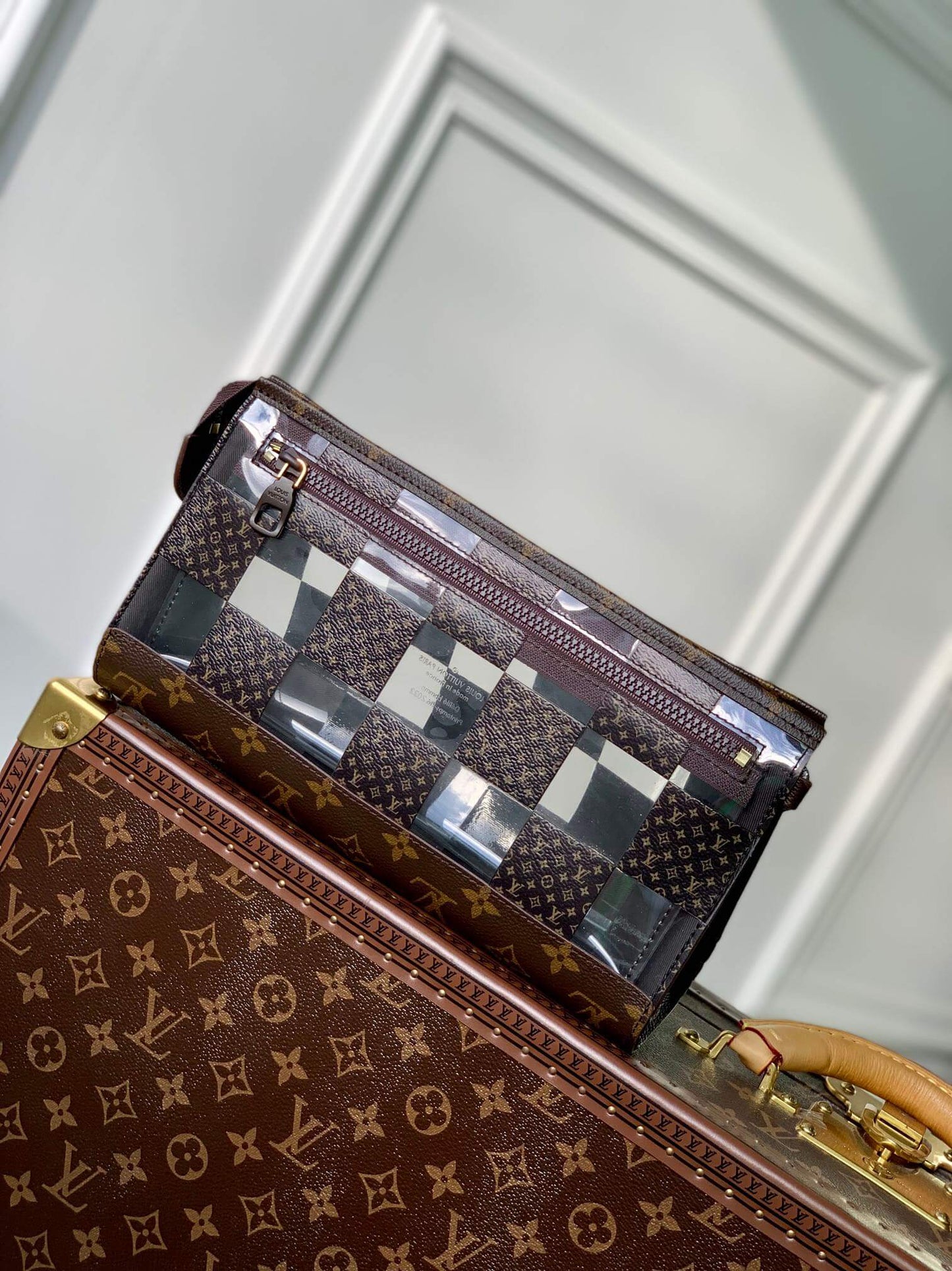 m81588 standing pouch sac tricot monogram chess 29cm black
