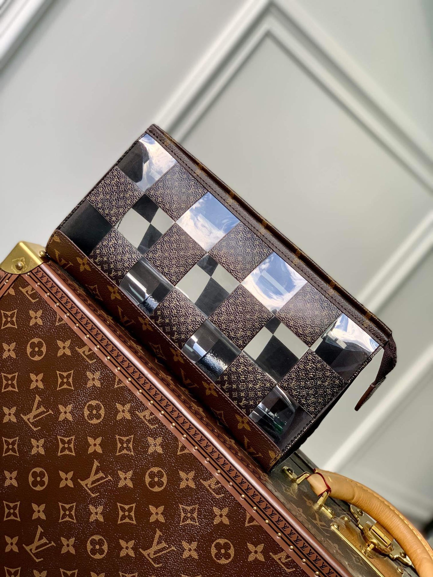m81588 standing pouch sac tricot monogram chess 29cm black