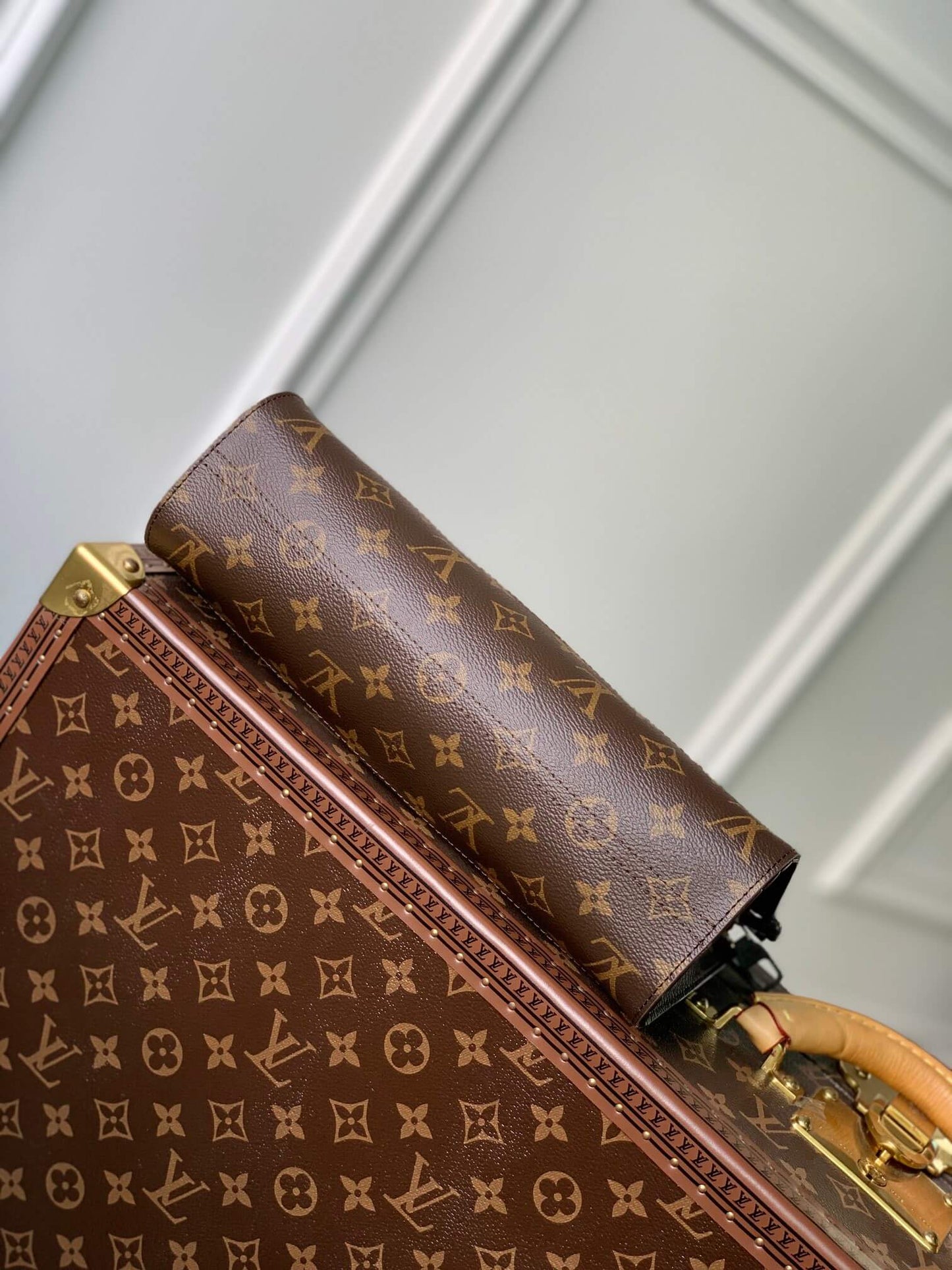 m81588 standing pouch sac tricot monogram chess 29cm black