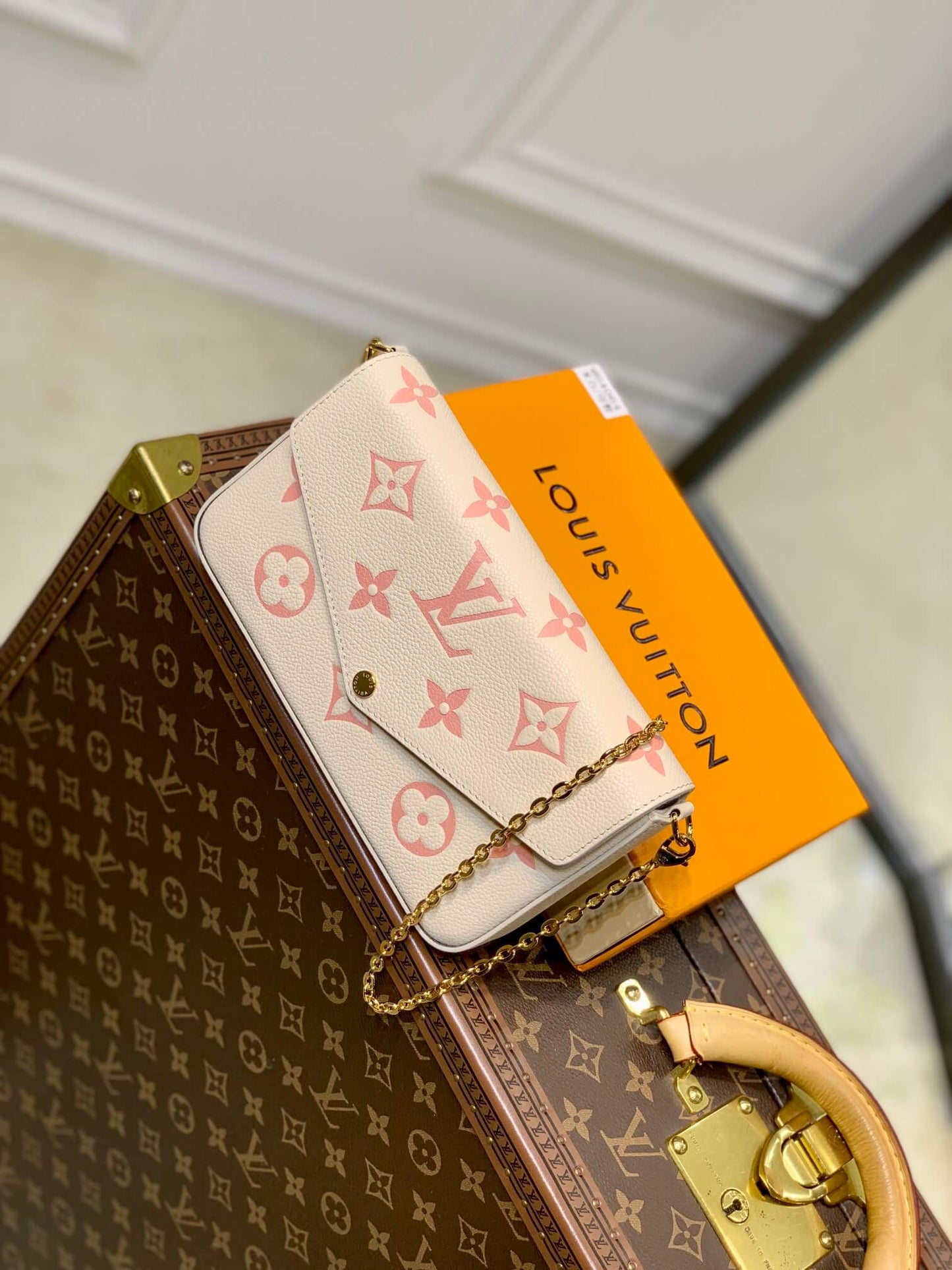 m82047 pochette felicie monogram 21cm myosotis apricot