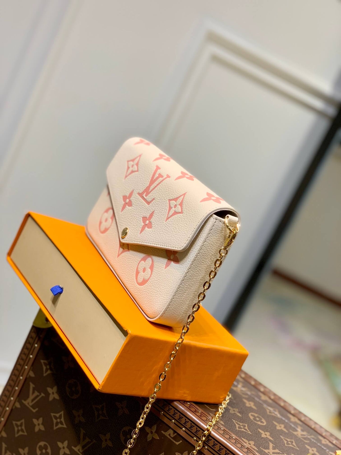 m82047 pochette felicie monogram 21cm myosotis apricot