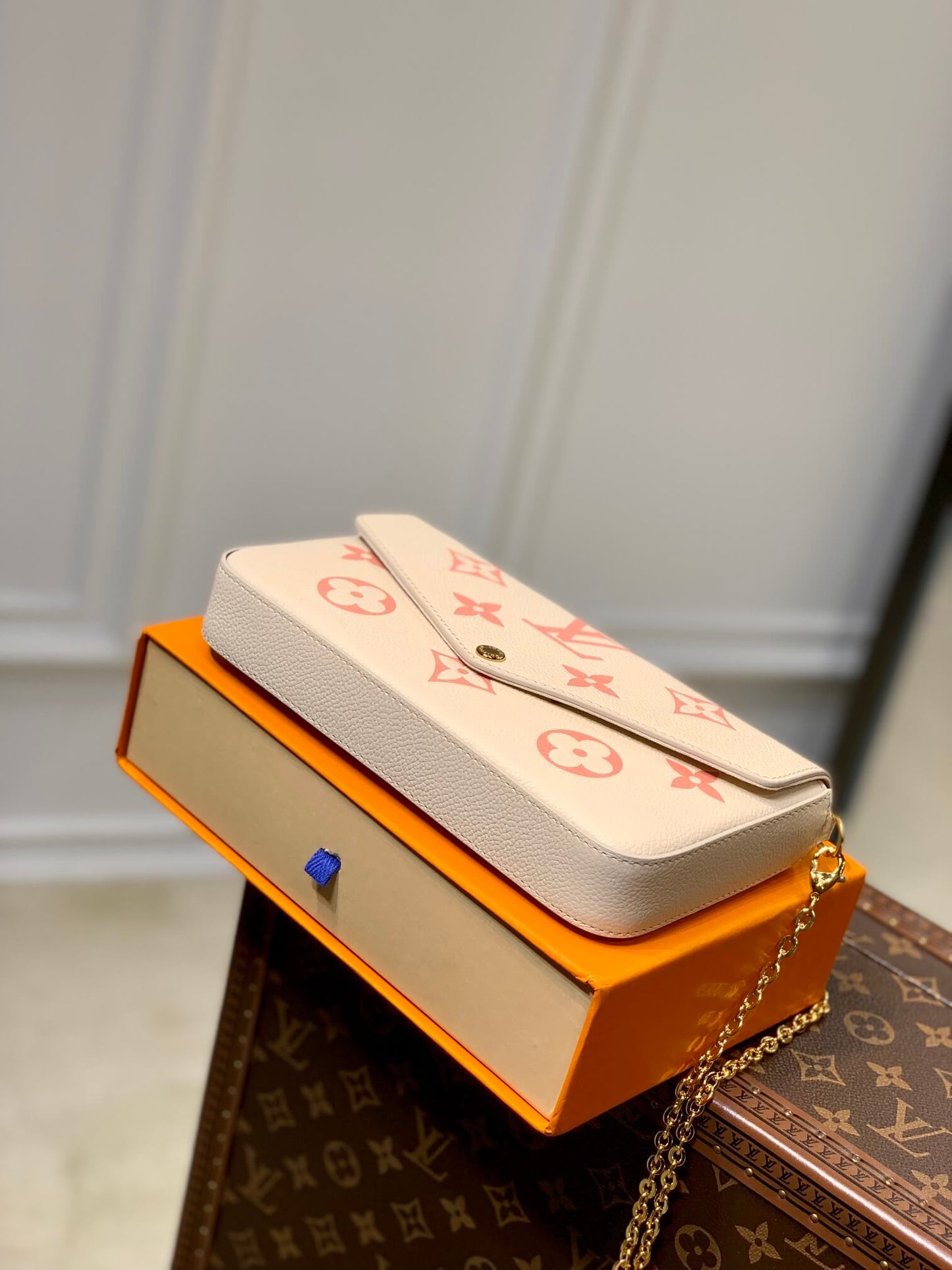 m82047 pochette felicie monogram 21cm myosotis apricot