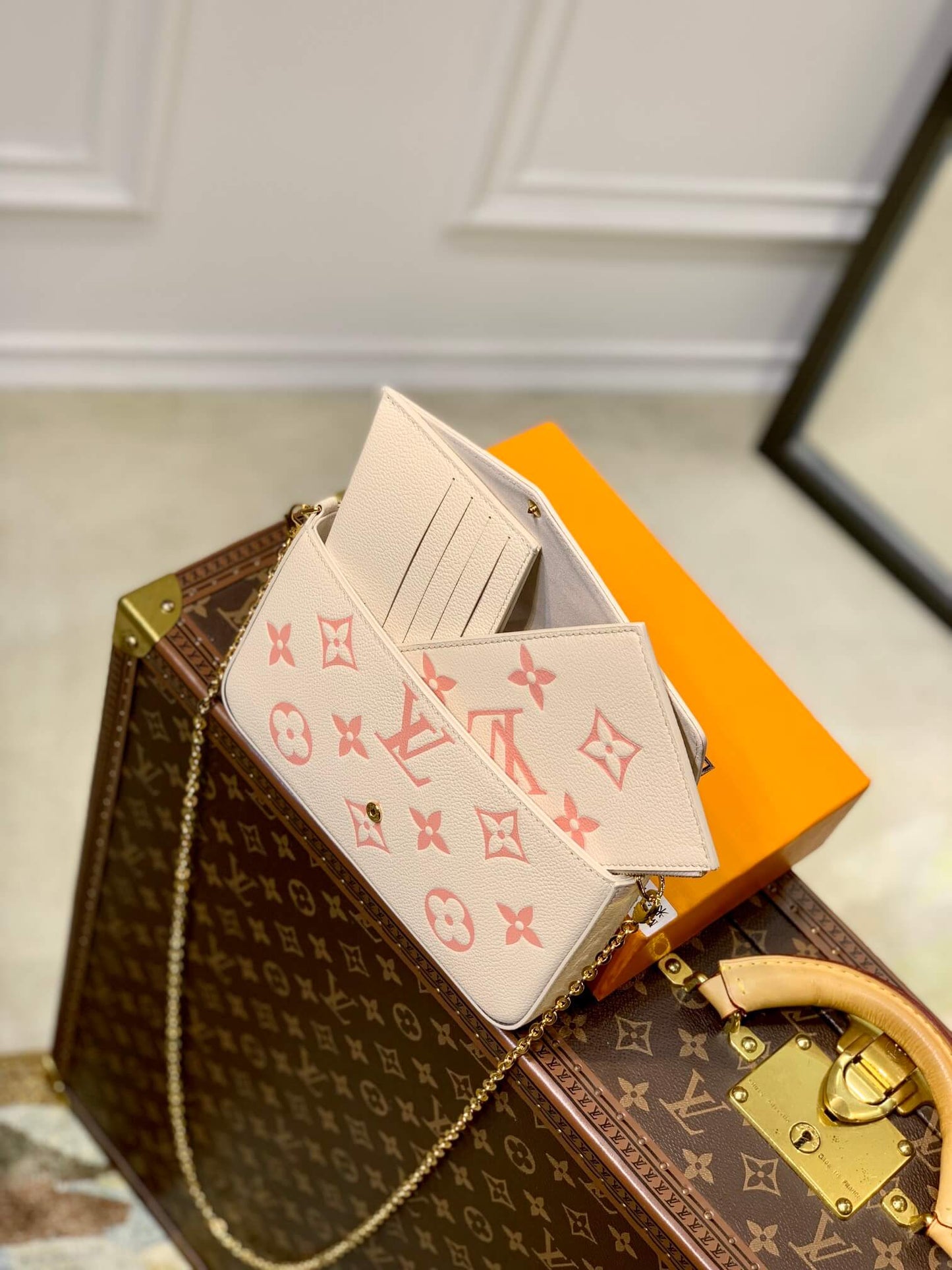 m82047 pochette felicie monogram 21cm myosotis apricot