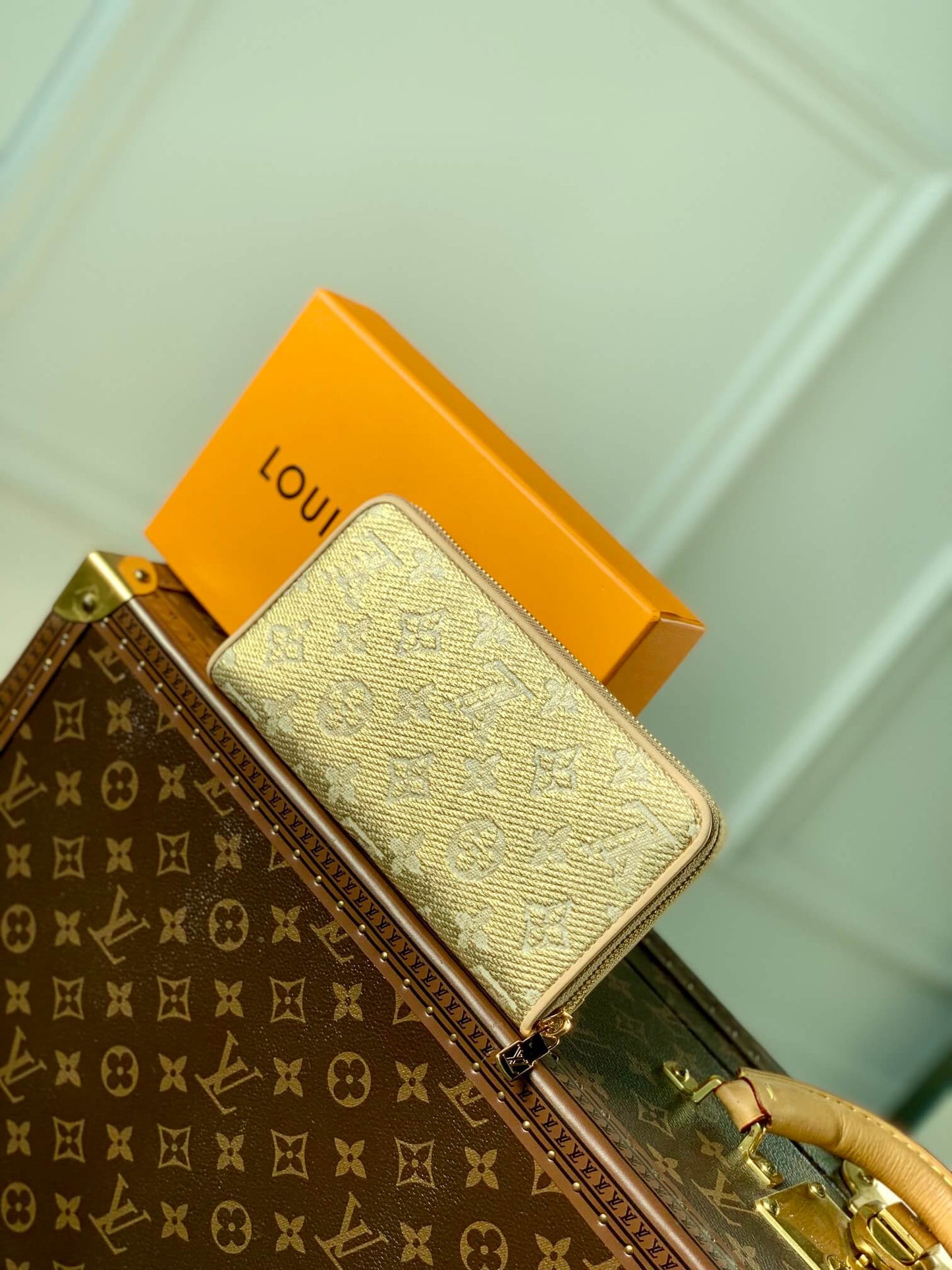 m82468 zippy coin perth 19 5cm monoglam golden