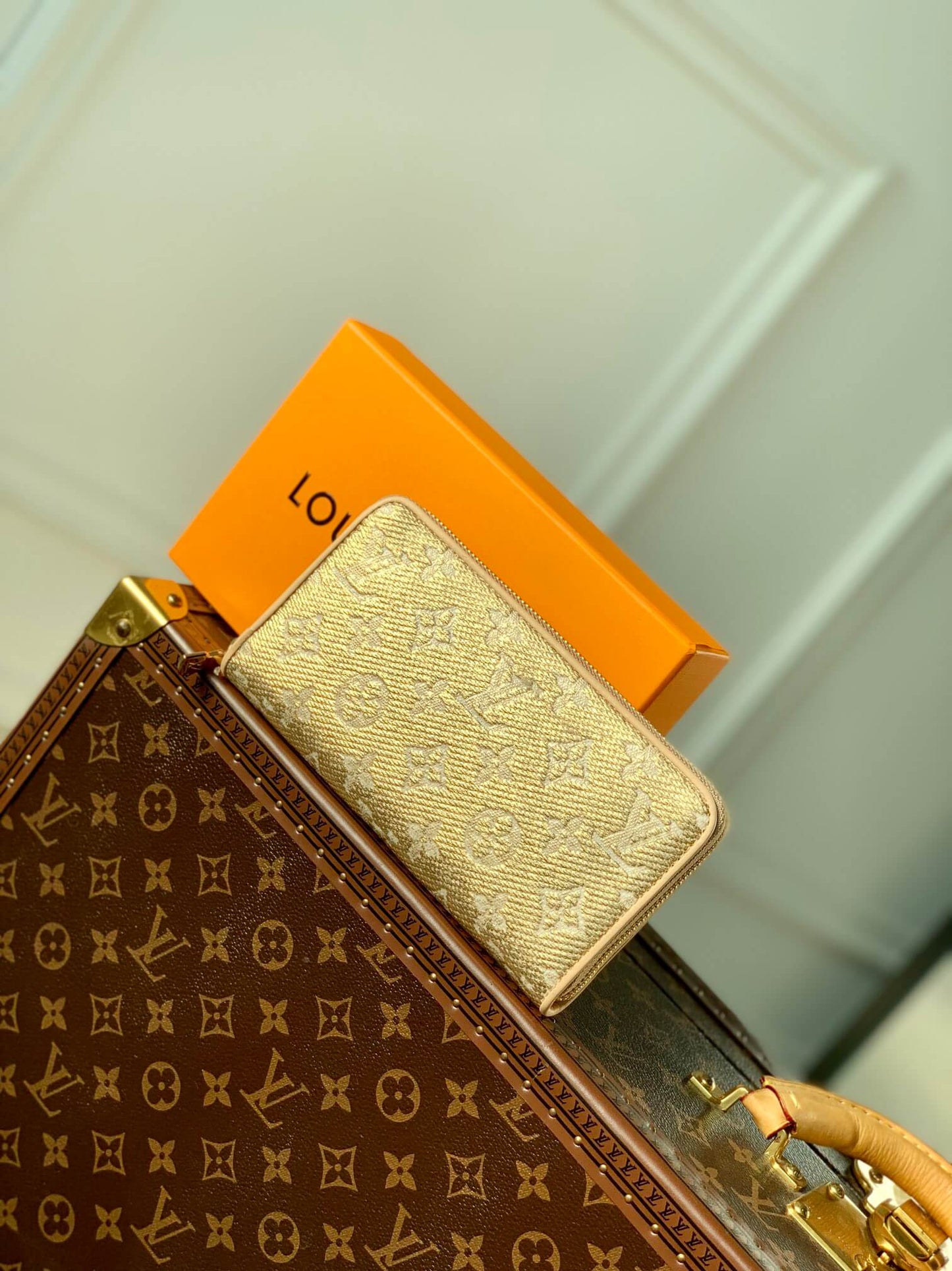 m82468 zippy coin perth 19 5cm monoglam golden