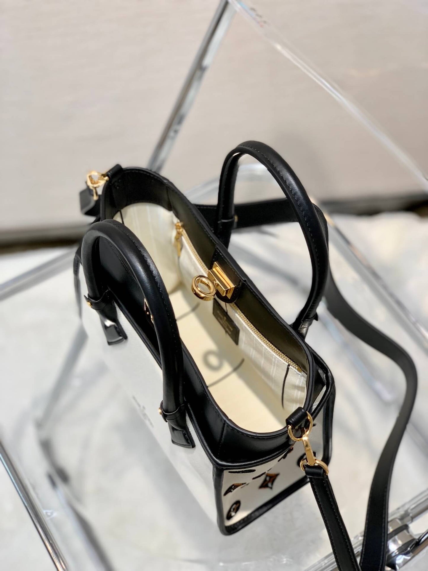 m95505 on my pm side monogram 25cm white black