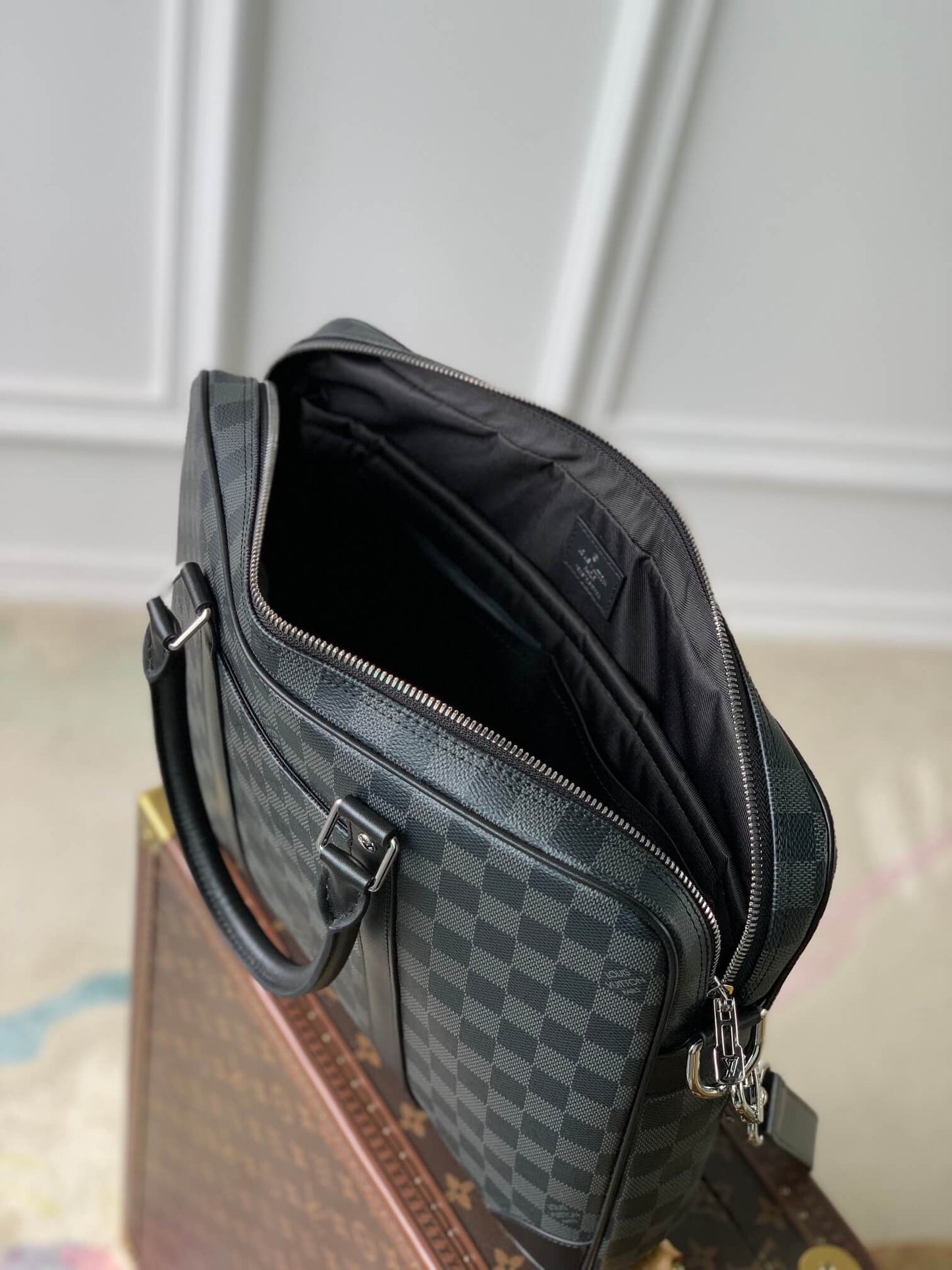 n40445 porte documents voyage pm 36 5cm damier graphite black