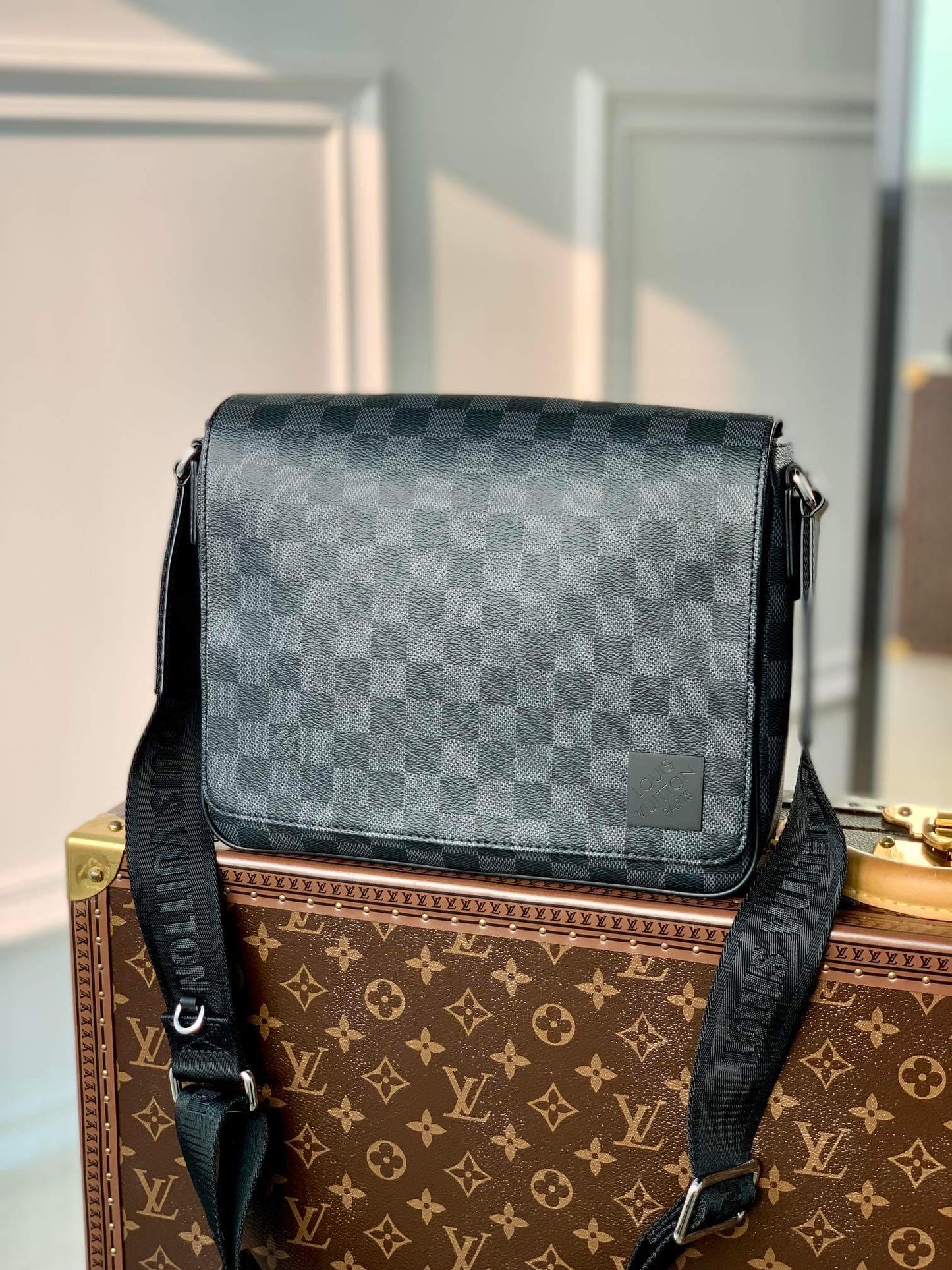 n42710 district pm taiga 26cm damier black man bag