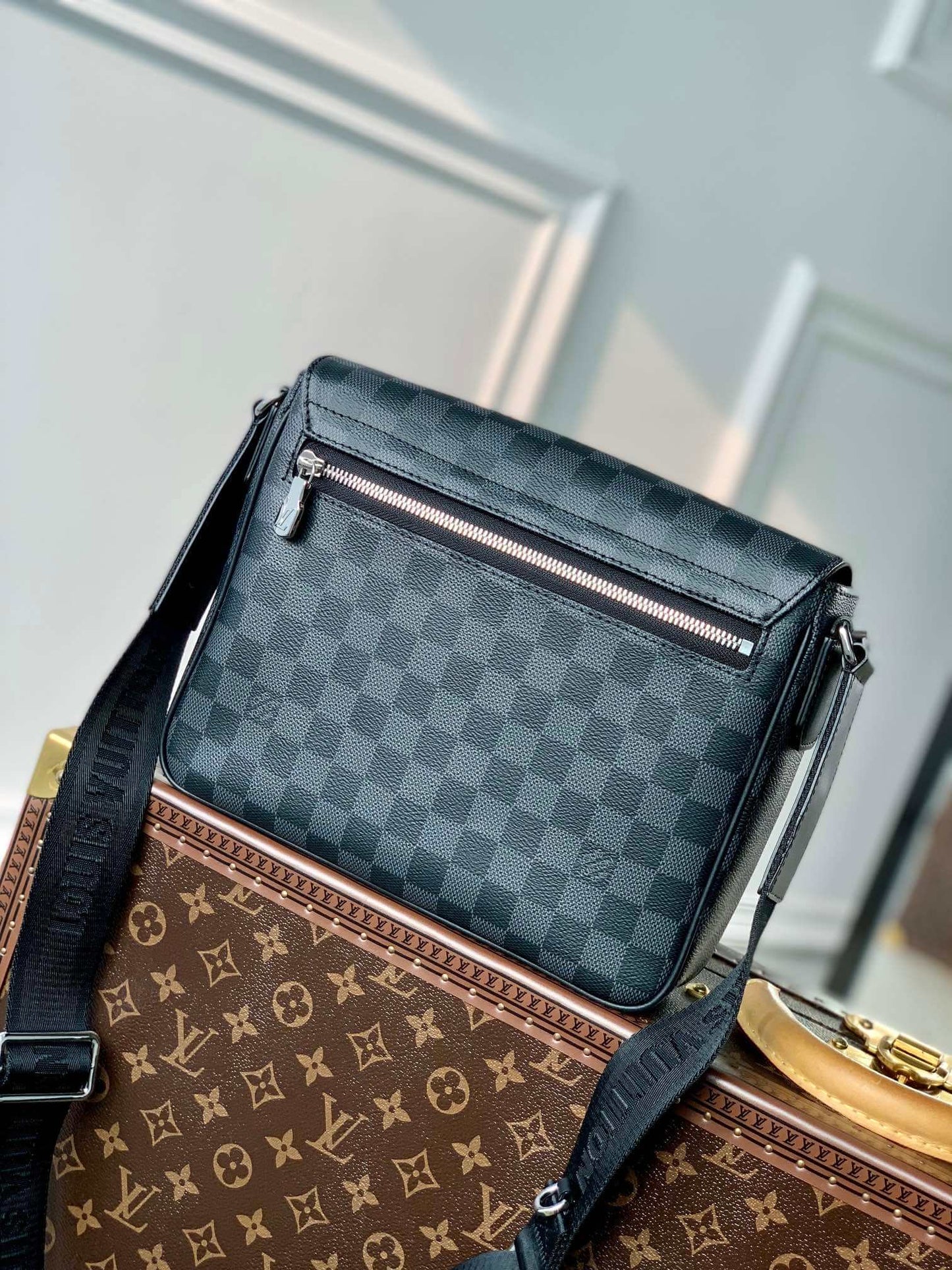 n42710 district pm taiga 26cm damier black man bag