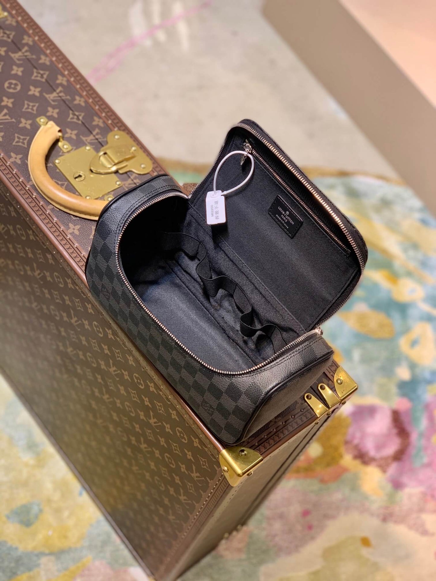 n47625 toiletry pouch damier graphite 28cm black