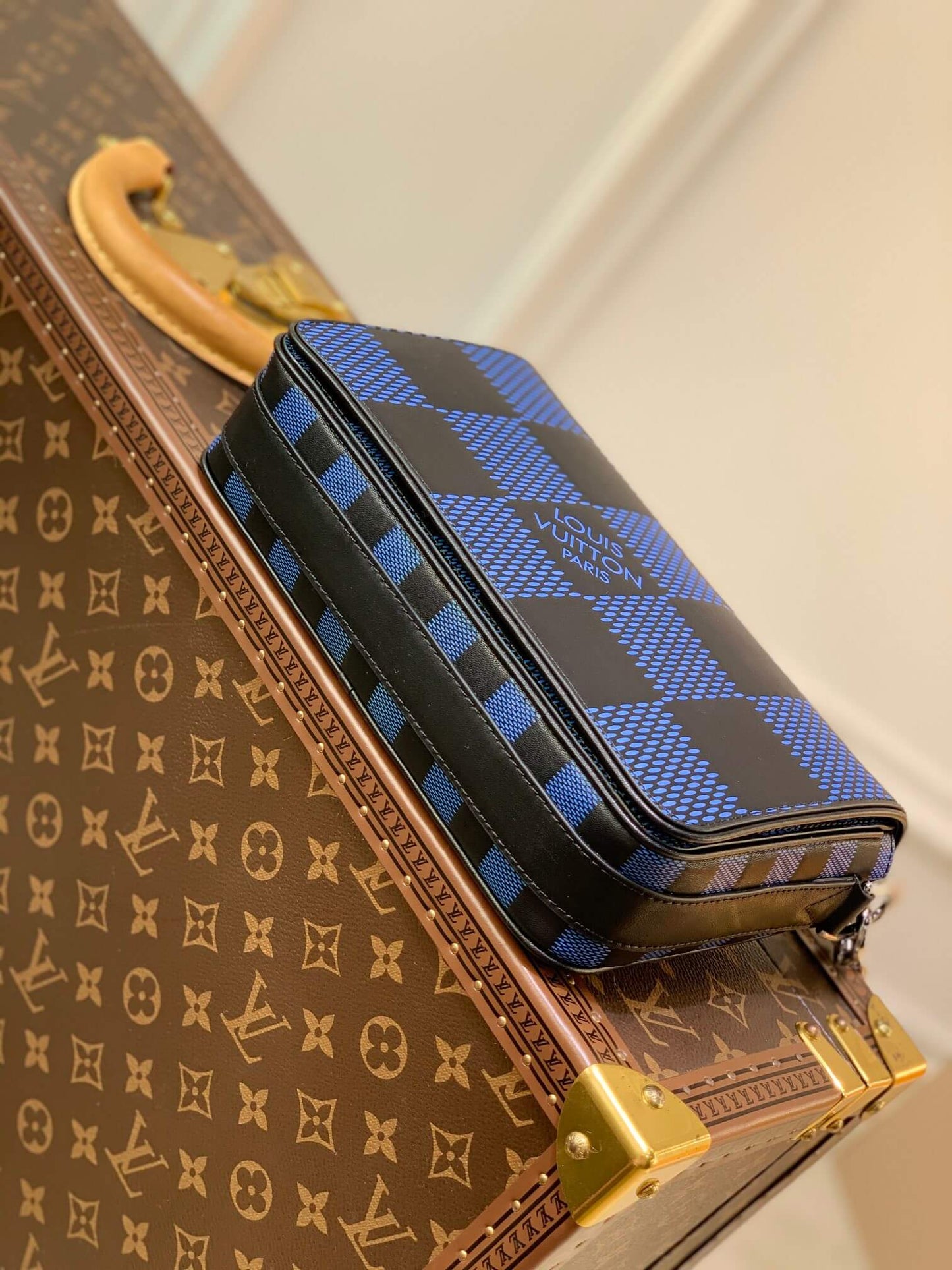n50037 duo messenger monogram shadow 26cm blue µĸ±±¾