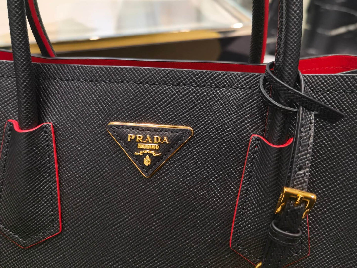pra 1bg775 double saffiano 33cm black lambskin equipped with double handles detachable shoulder straps and soft sheepskin lining paired with gold accents
