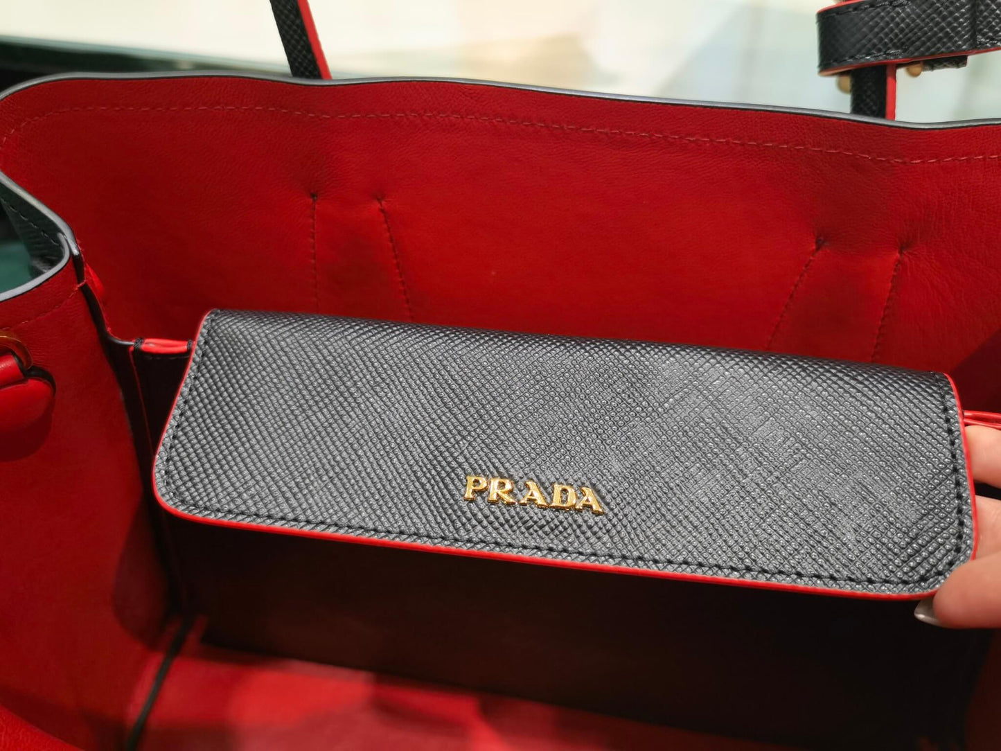 pra 1bg775 double saffiano 33cm black lambskin equipped with double handles detachable shoulder straps and soft sheepskin lining paired with gold accents