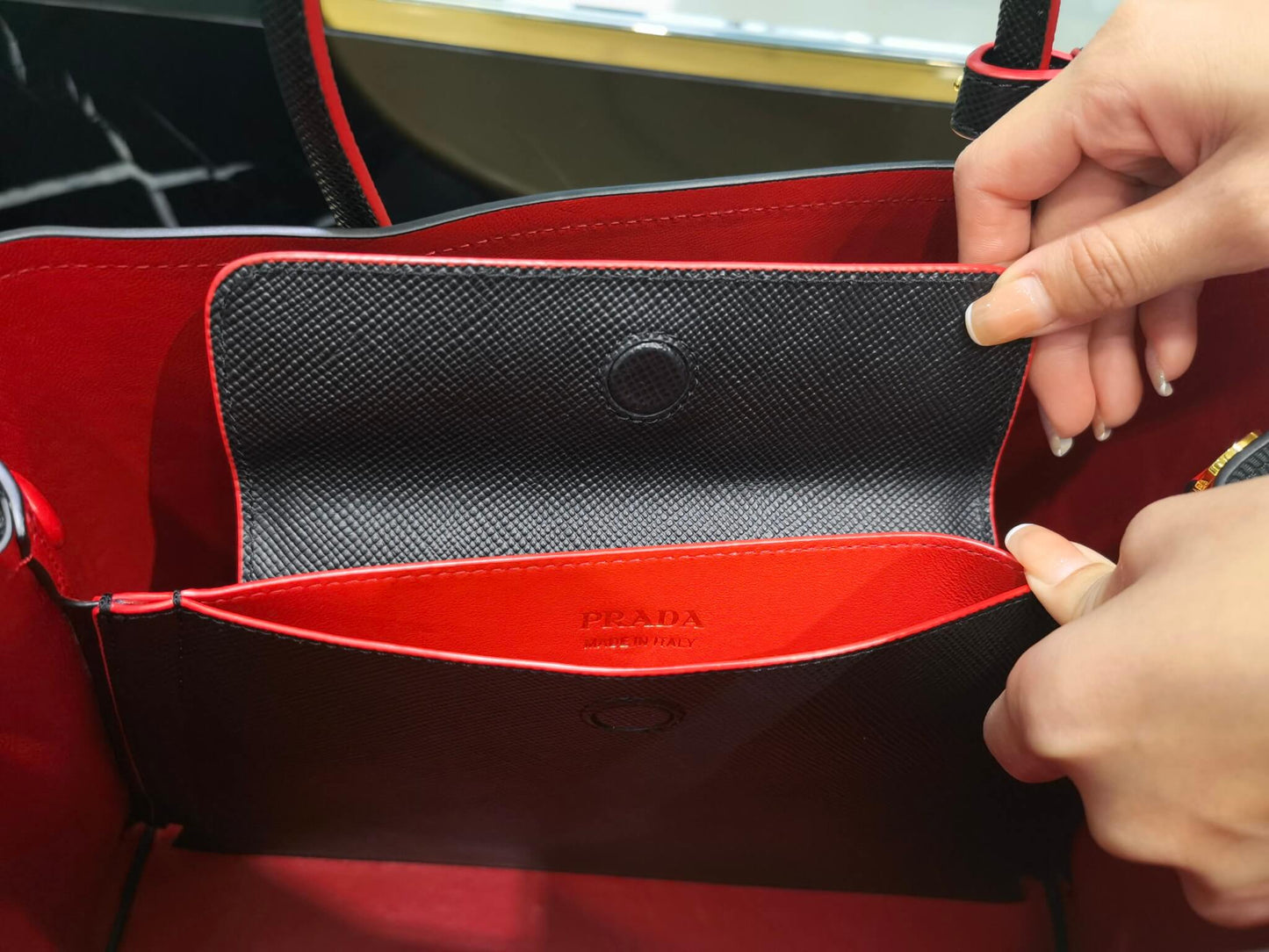 pra 1bg775 double saffiano 33cm black lambskin equipped with double handles detachable shoulder straps and soft sheepskin lining paired with gold accents