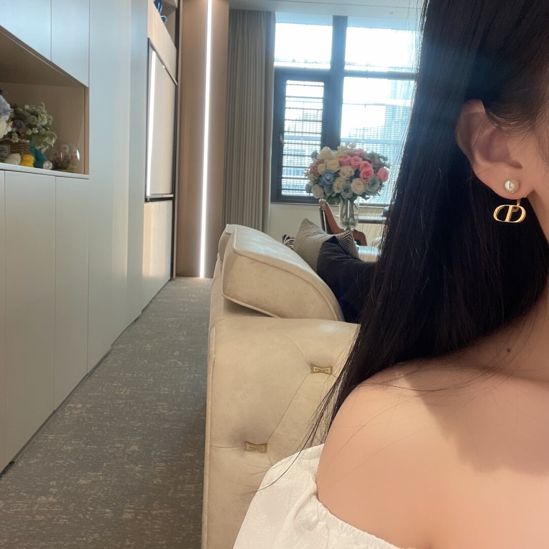 cd 061702 do pearl alphabet stud earrings