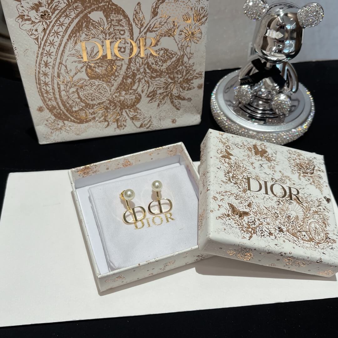 cd 061702 do pearl alphabet stud earrings