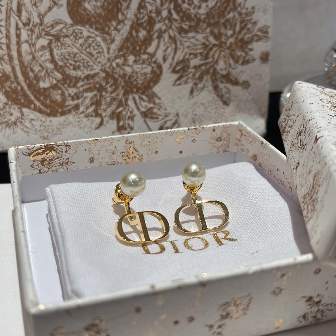 cd 061702 do pearl alphabet stud earrings