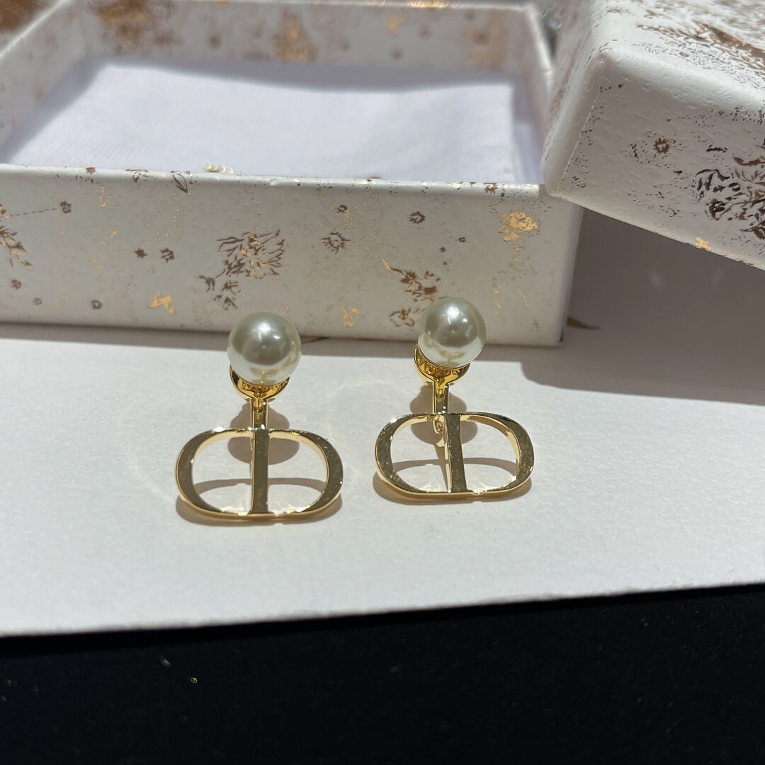 cd 061702 do pearl alphabet stud earrings