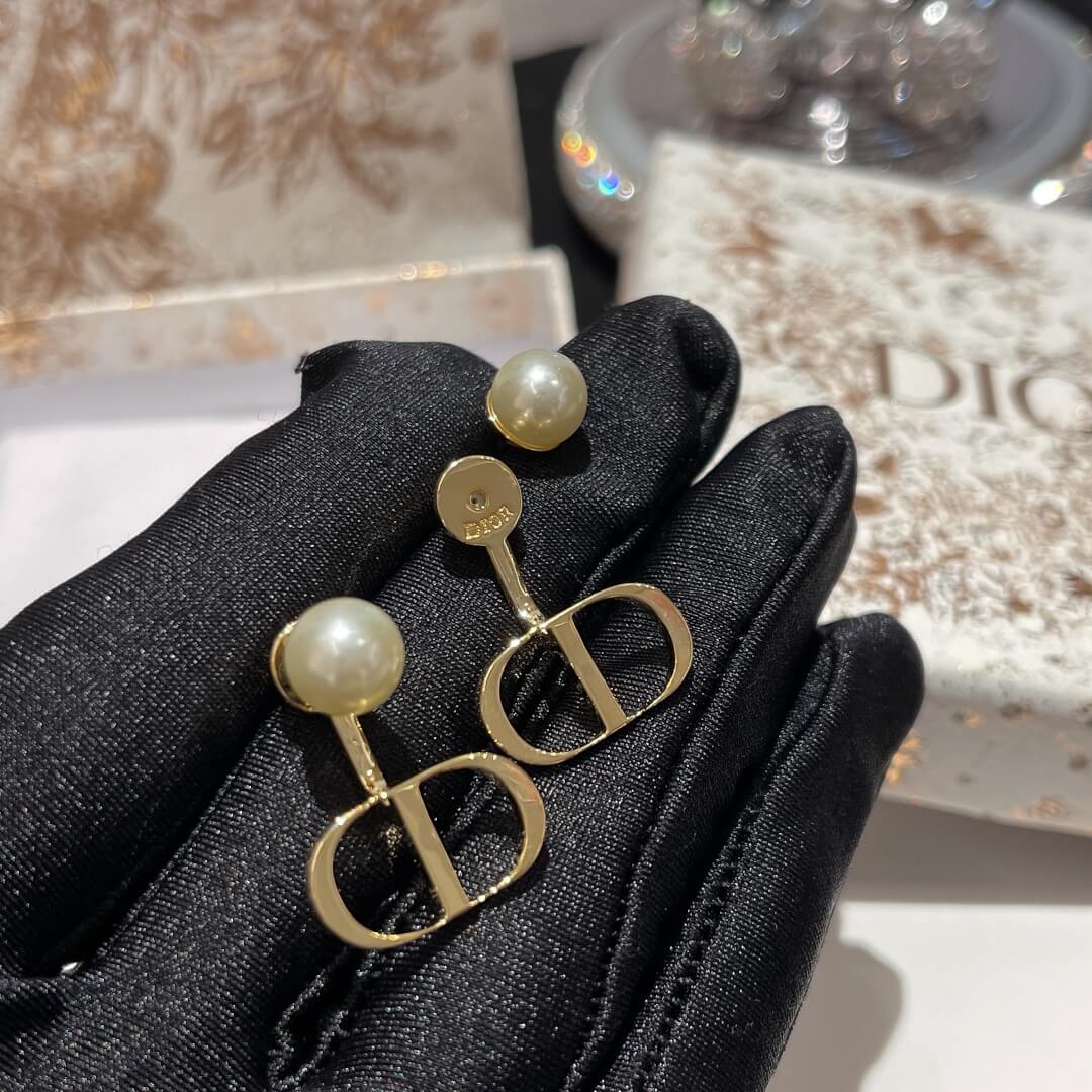 cd 061702 do pearl alphabet stud earrings