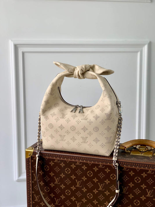 m20700 why knot monogram milk white 28cm